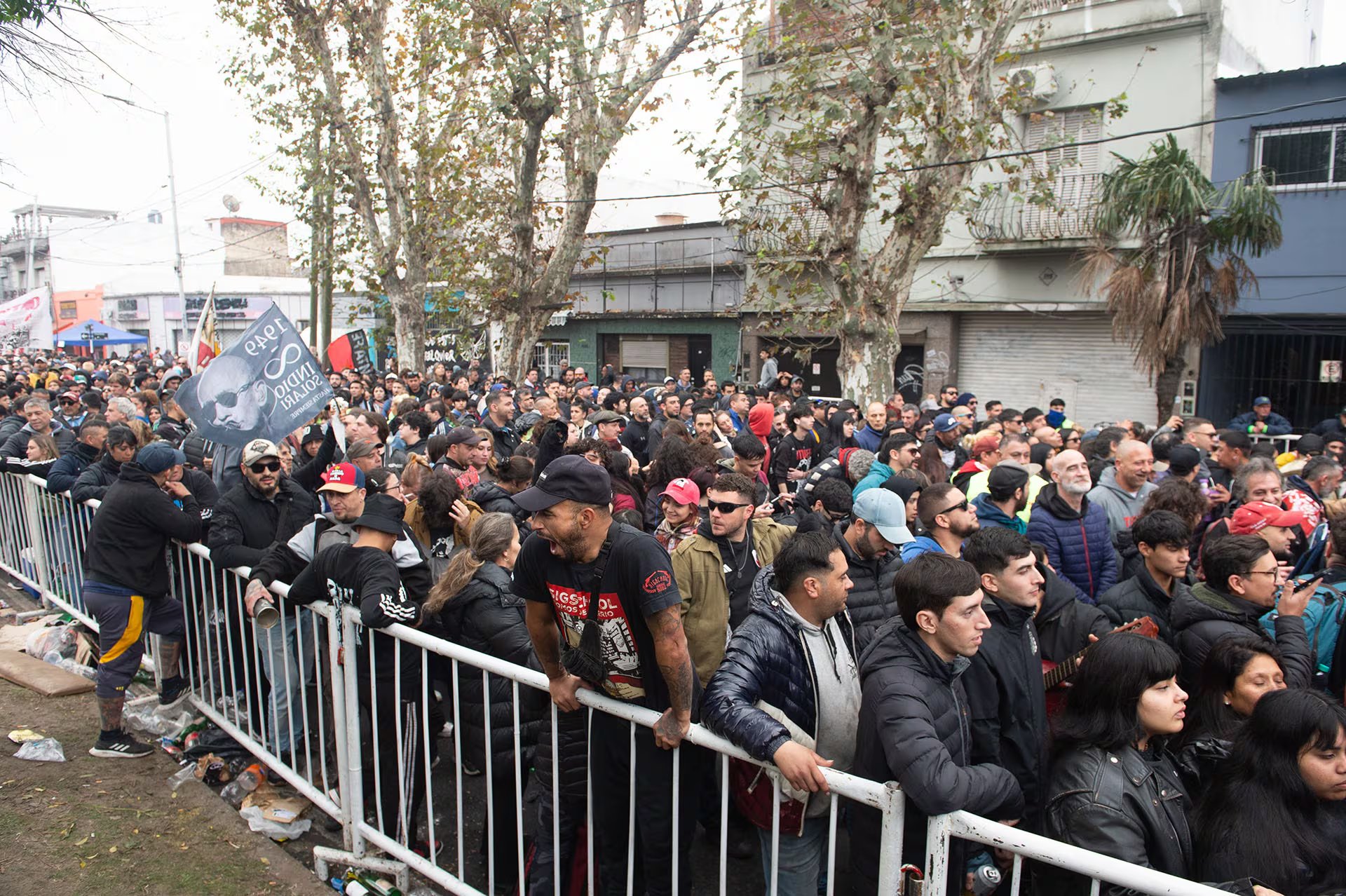 Fila multitudinaria para ingresar al Estadio Gatica y despedir los restos del Indio Solari