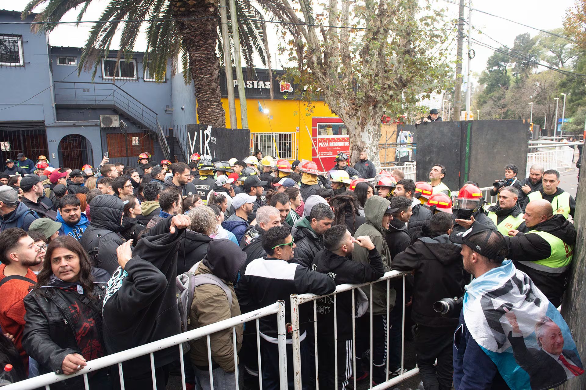 Los organizadores del velorio pusieron vallas alrededor del Estadio Gatica para evitar desmanes con los fans del Indio Solari