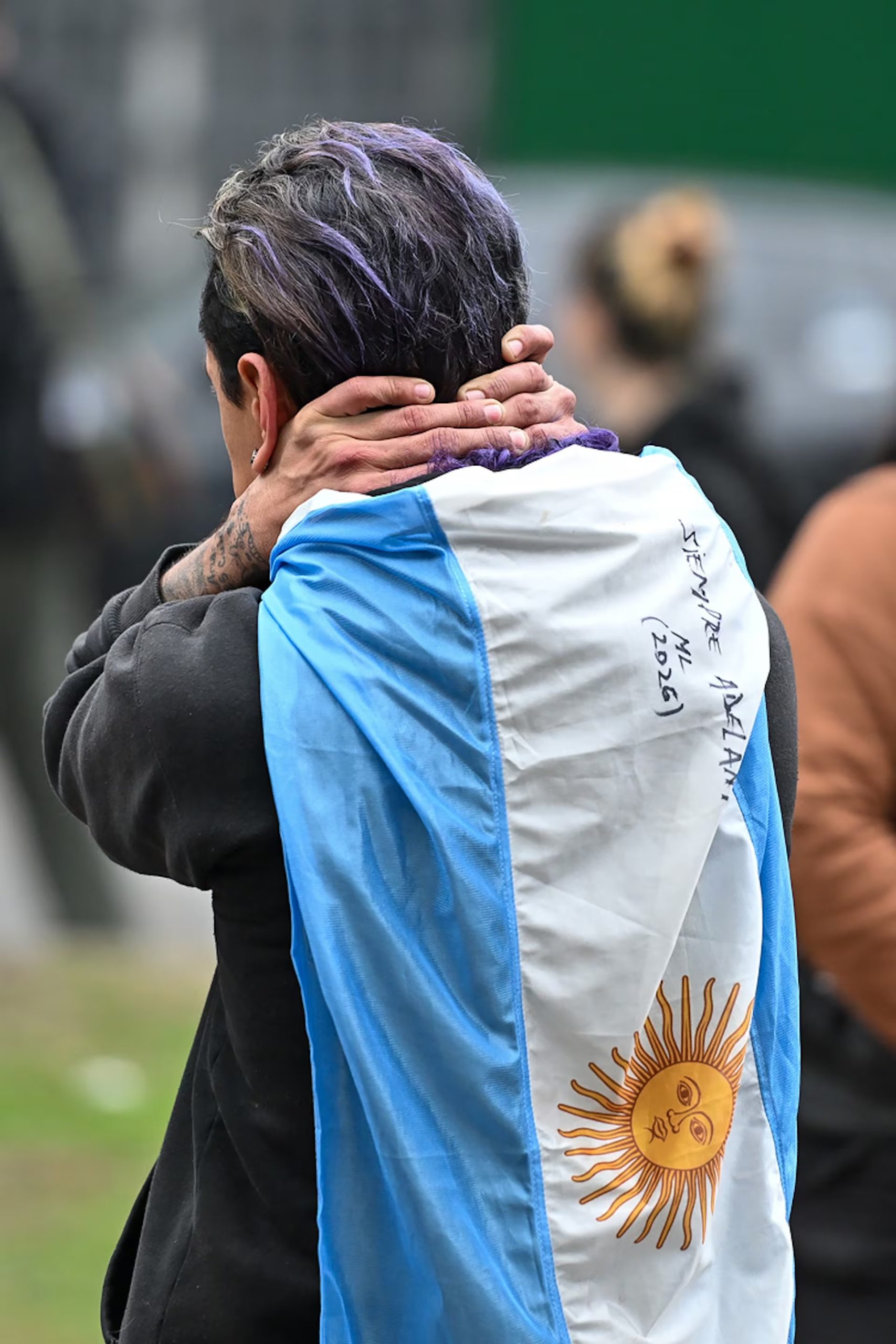 La multitud aguardó con paciencia el momento de ingresar a la capilla ardiente
