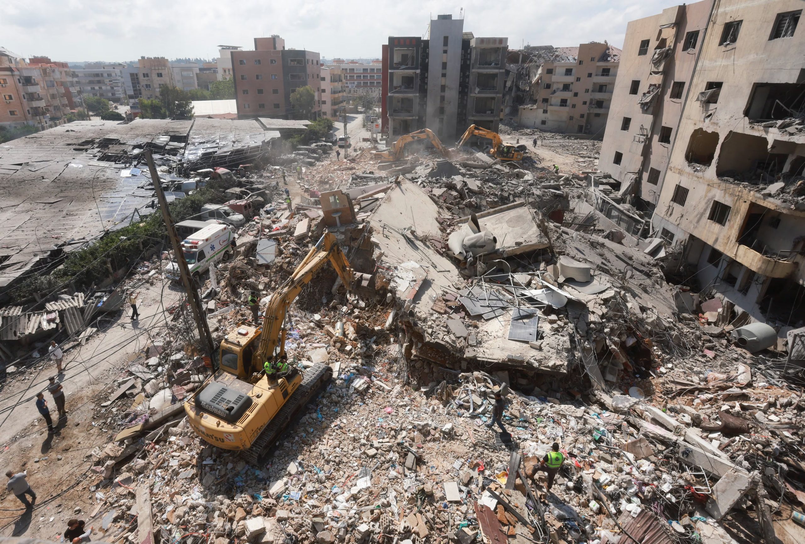Varias personas inspeccionan los daños causados por un ataque israelí que tuvo lugar el lunes cerca de un hospital, en Tiro (Líbano), el 2 de junio de 2026. (REUTERS/Aziz Taher)