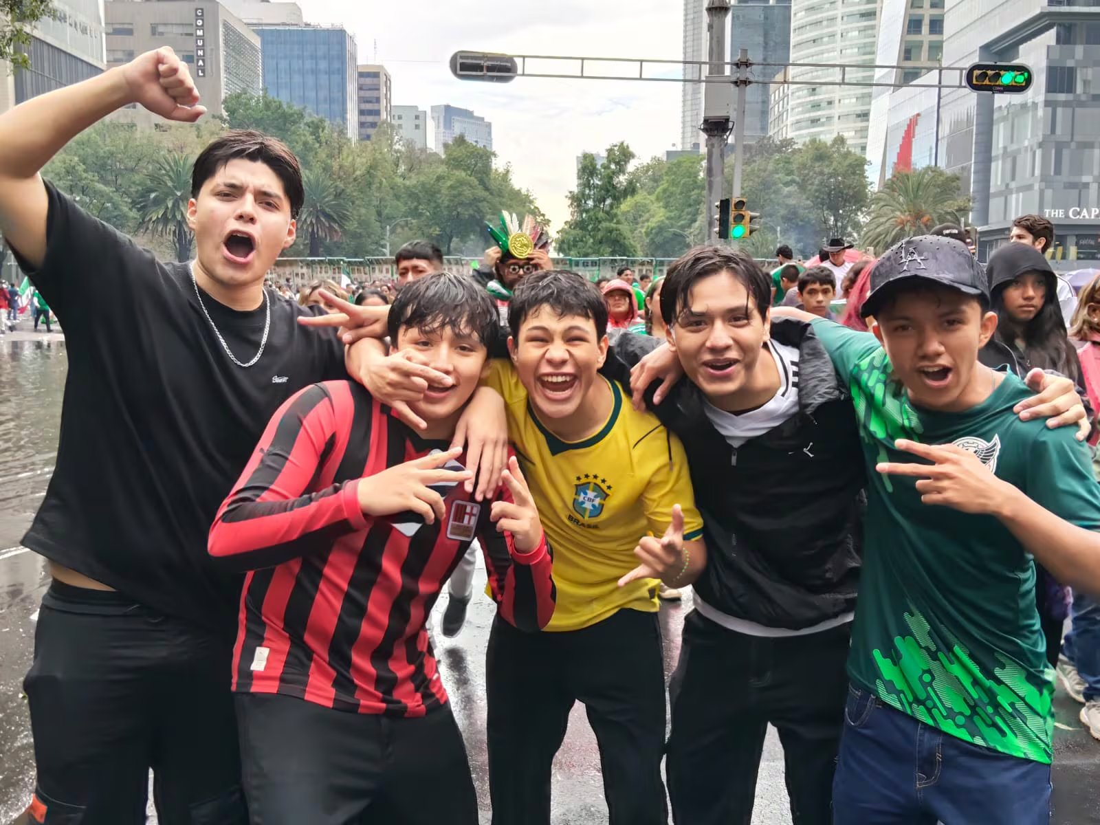 La lluvia no detiene la fiesta: seguidores festejan bajo paraguas y capas, unidos por el futbol. (Néstor Hernández/ Infobae)