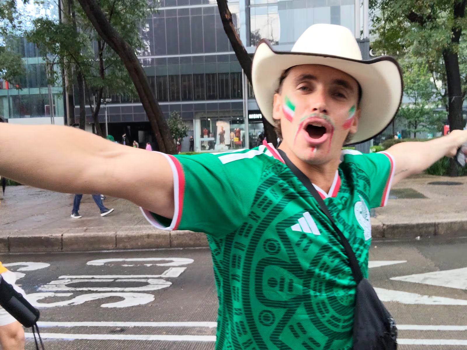 Los mexicanos festejan a pesar de los inconvenientes que han generado durante meses los preparativos para el mundial. (Néstor Hernández/ Infobae)