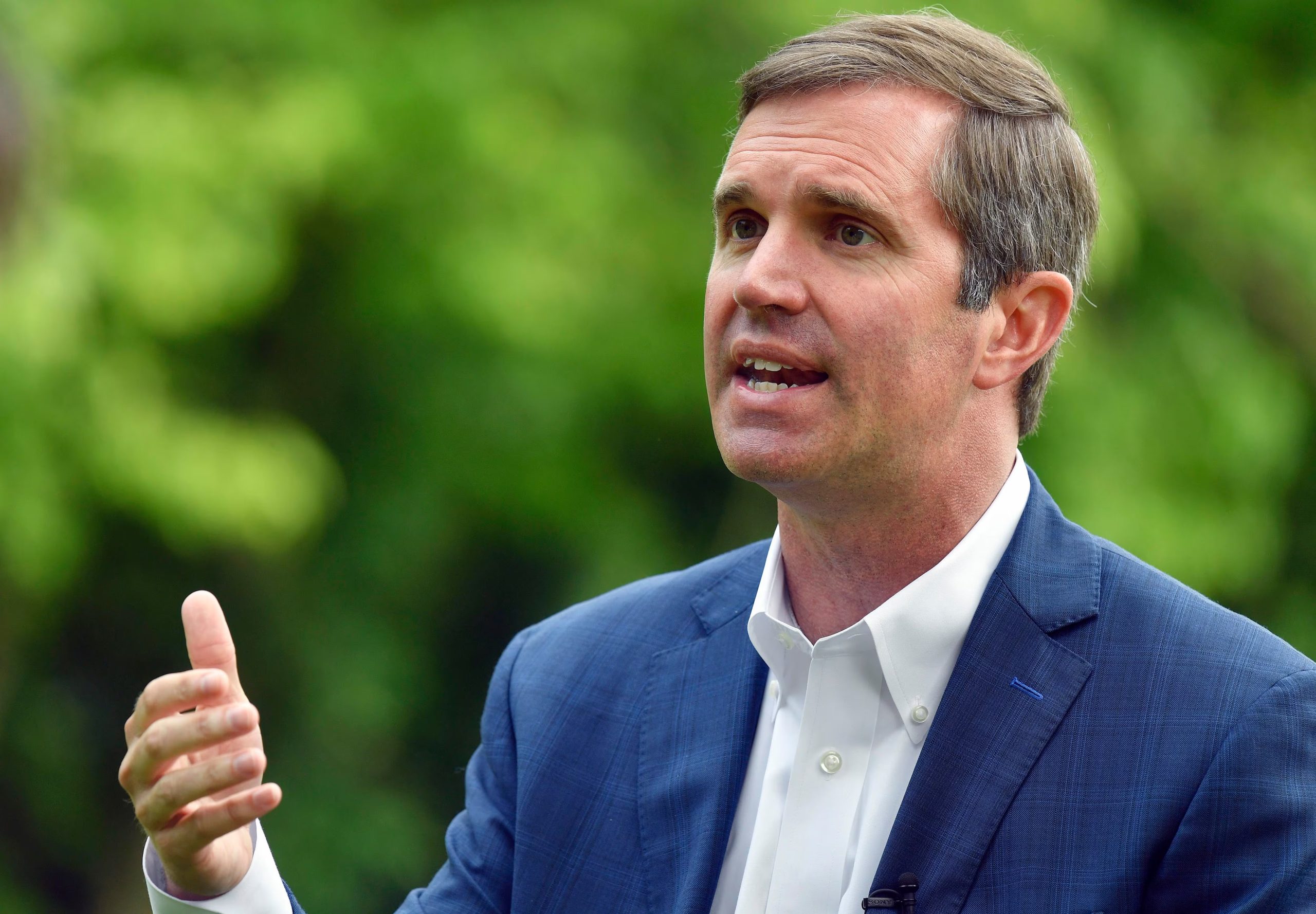 Andy Beshear declaró el estado de emergencia en Kentucky tras las inundaciones que dejaron cuatro muertos por las tormentas (AP foto/Timothy D. Easley)