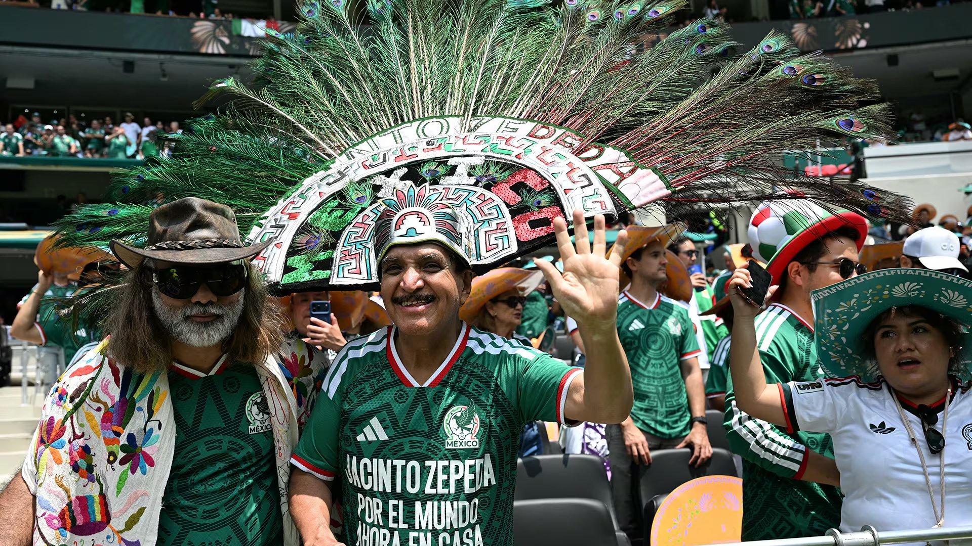 Disfraces y mucho color en las tribunas del Estadio Azteca antes del show inaugural