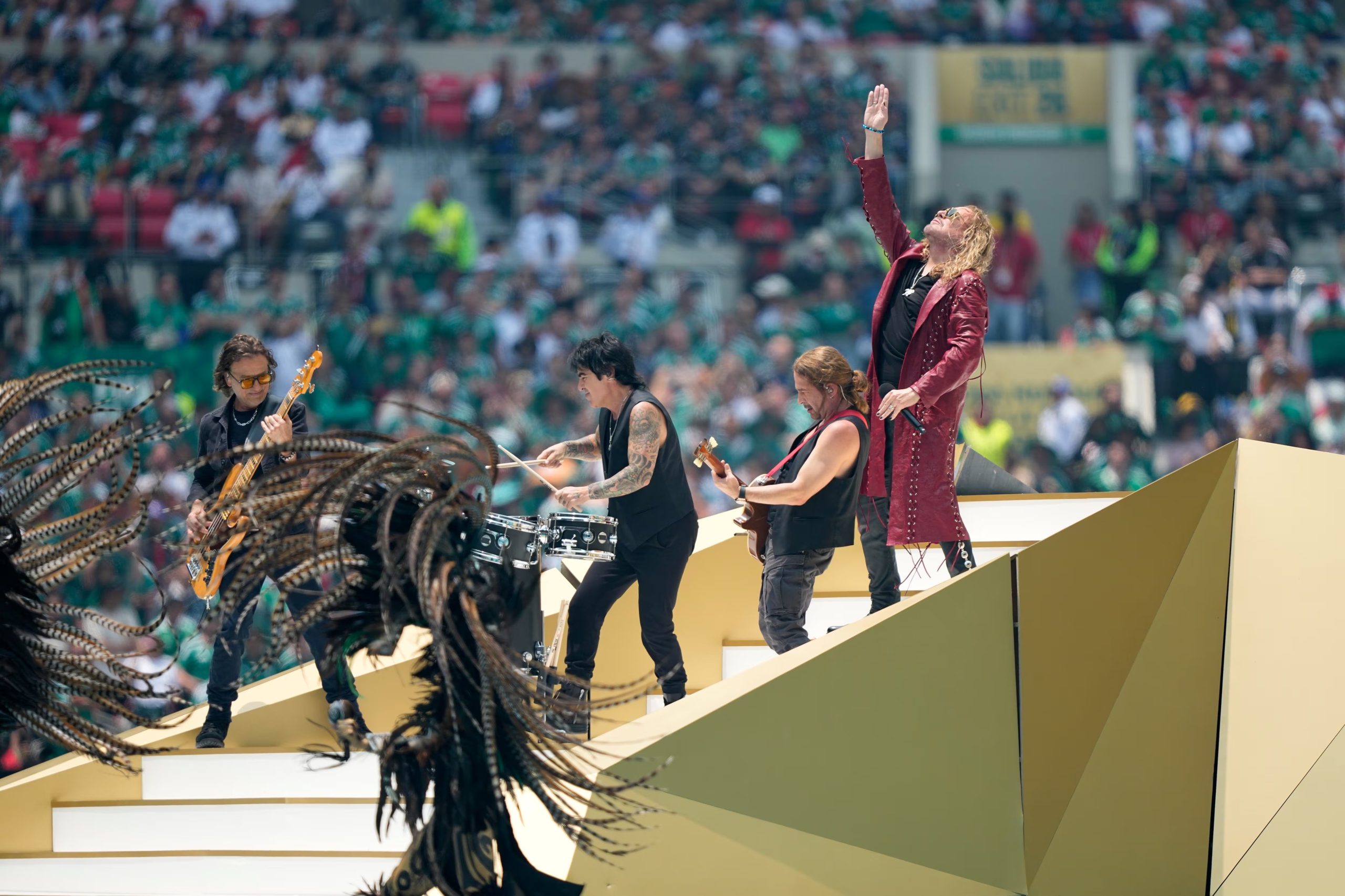 Maná fue la primera banda en abrir el show en el Estadio Azteca