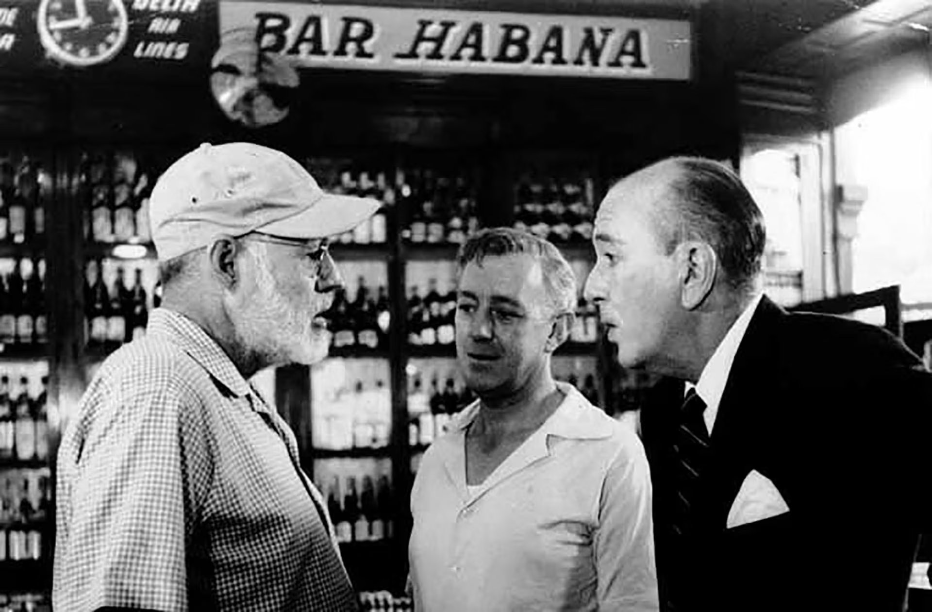 Ernest Hemingway, con los actores Alec Guiness y Noel Coward, durante el rodaje de la película 'Nuestro hombre en La Habana' en 1959 (Foto: archivo AP)