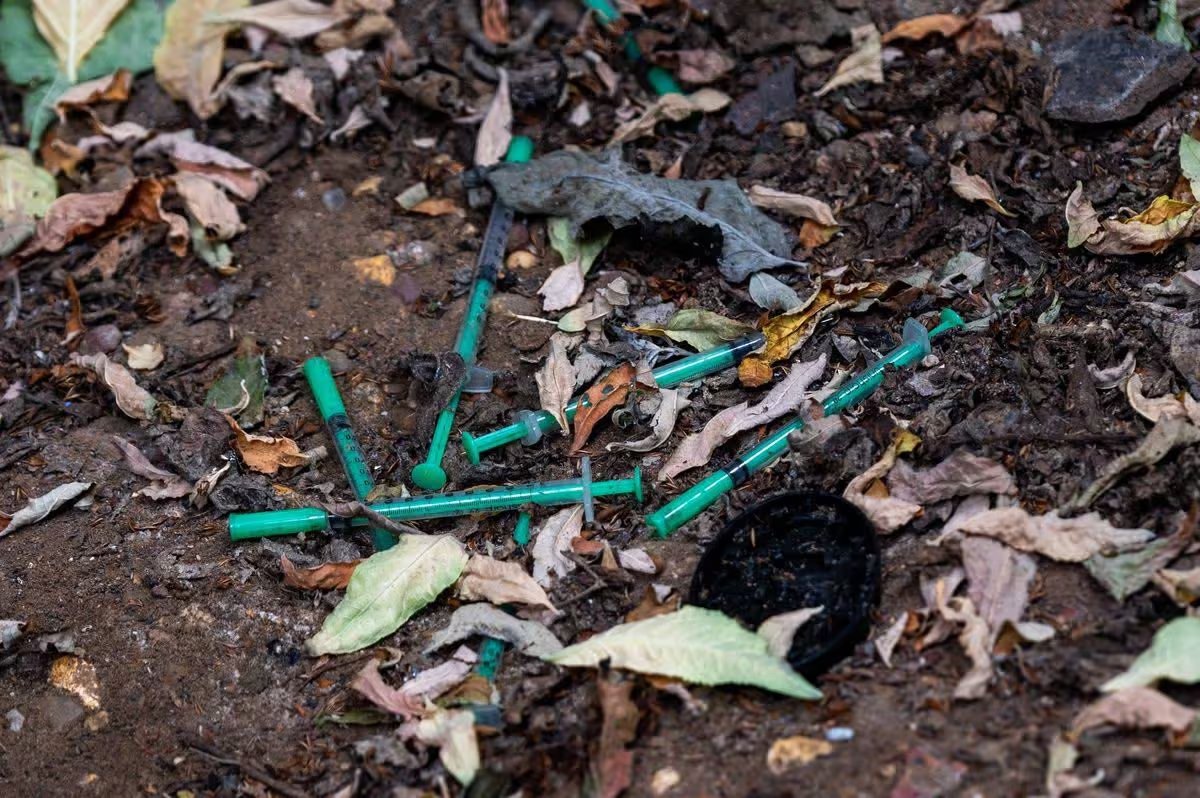 Durante los trabajos, los voluntarios retiraron 200 bolsas de basura, además de jeringas usadas, armas, cuchillos y otros residuos peligrosos acumulados en el cauce (Crédito: MyLondon)