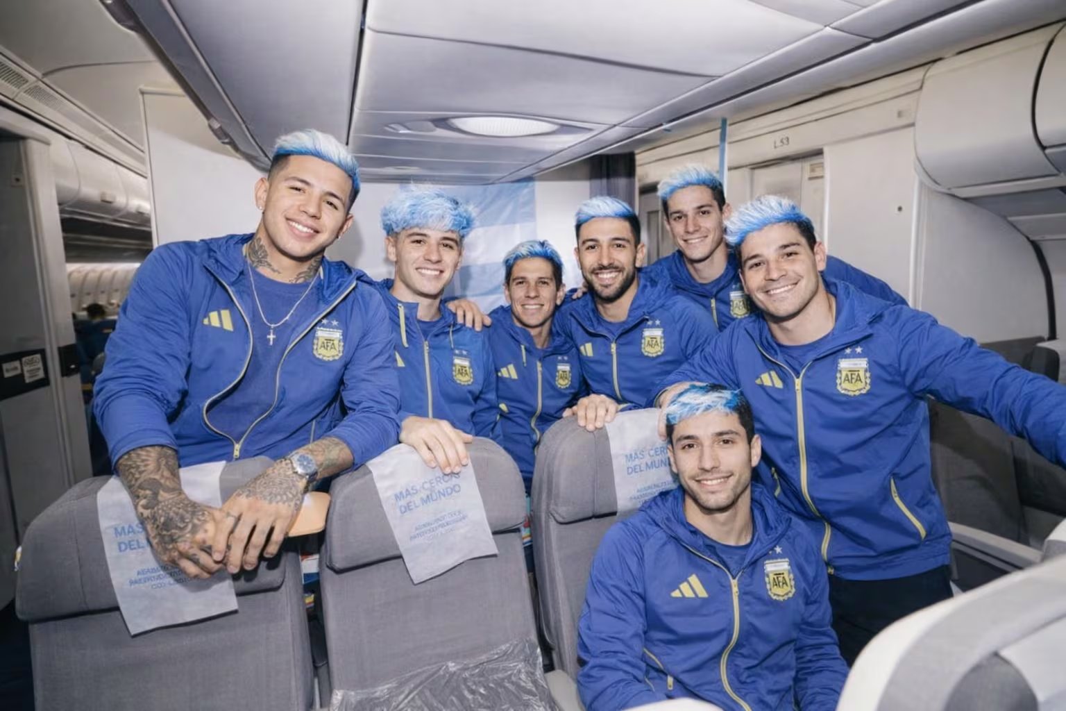 Jugadores de la Selección Argentina con el color de pelo, igual al reto de Messi con ChatGPT. (X/Imagen Ilustrativa Infobae)
