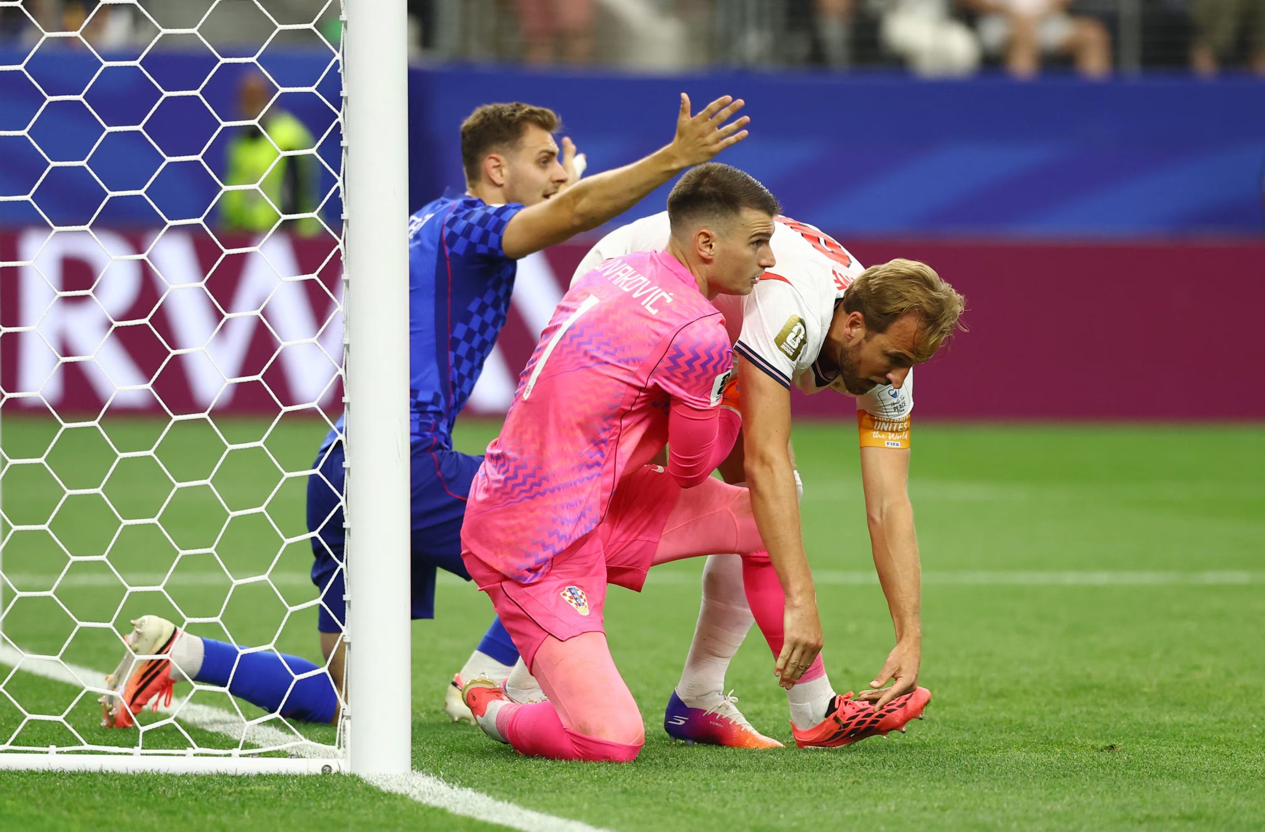 Dominik Livakovic y Harry Kane. (REUTERS/Kai Pfaffenbach)