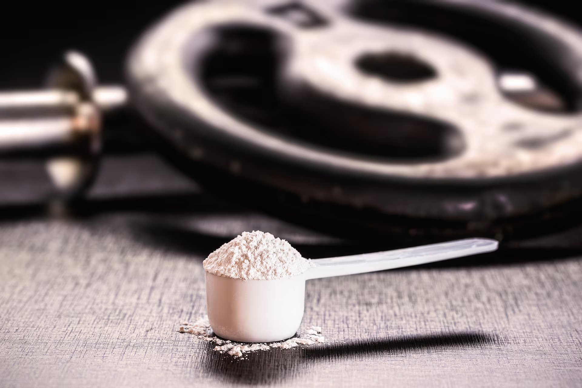 La proteína en polvo sirve por su practicidad cuando cuesta alcanzar la cantidad diaria de proteínas con alimentos sólidos (Freepik)