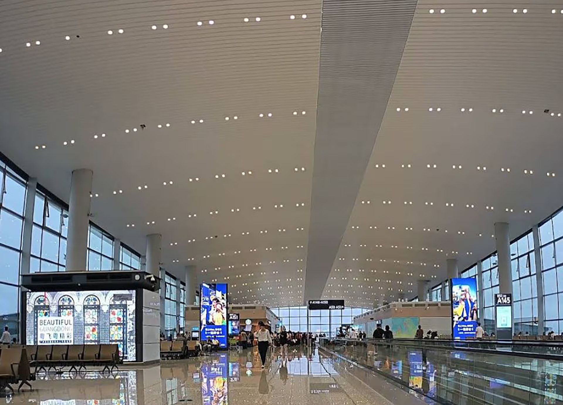 Guangzhou Baiyun International Airport lidera el ranking gracias a su terminal 3 futurista, líneas onduladas y grandes superficies acristaladas