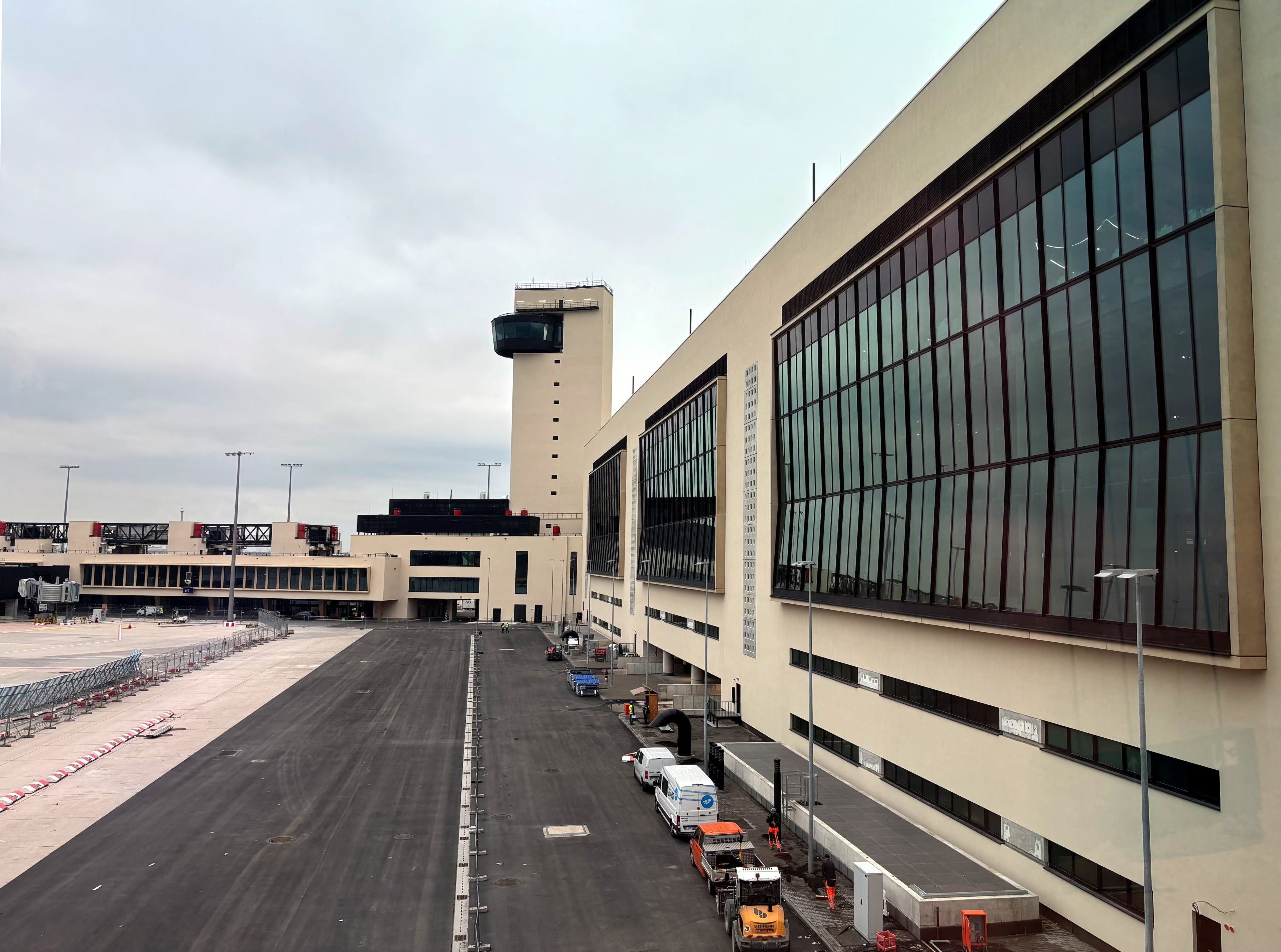 La terminal 3 del Frankfurt Airport, en Alemania, integra tradición y modernidad con acero, vidrio, madera y amplios jardines verticales en sus instalaciones (REUTERS/Ilona Wissenbach)