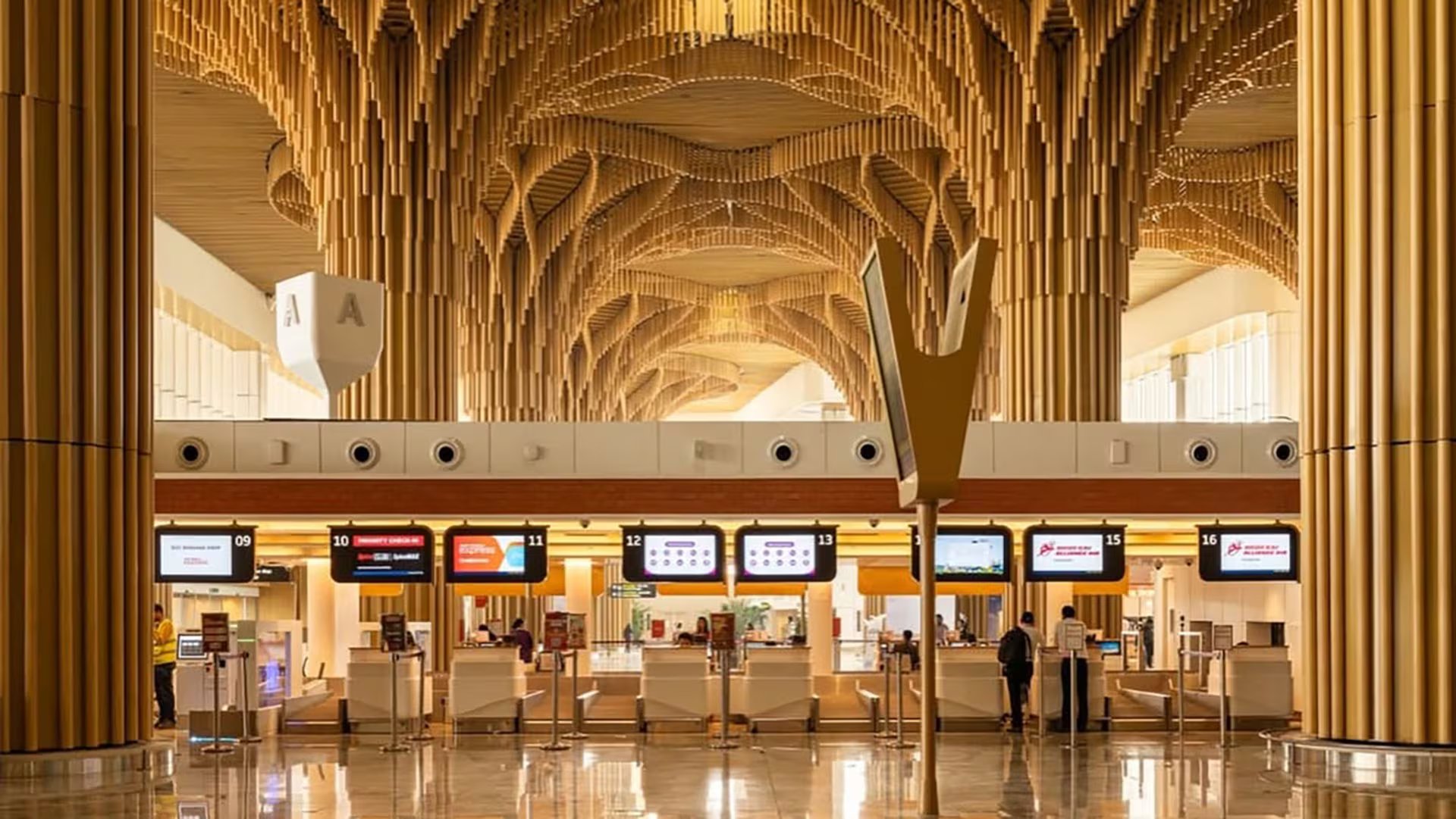 Lokpriya Gopinath Bordoloi International Airport, en India, rinde homenaje a la cultura del noreste indio con arquitectura inspirada en montañas y arte autóctono