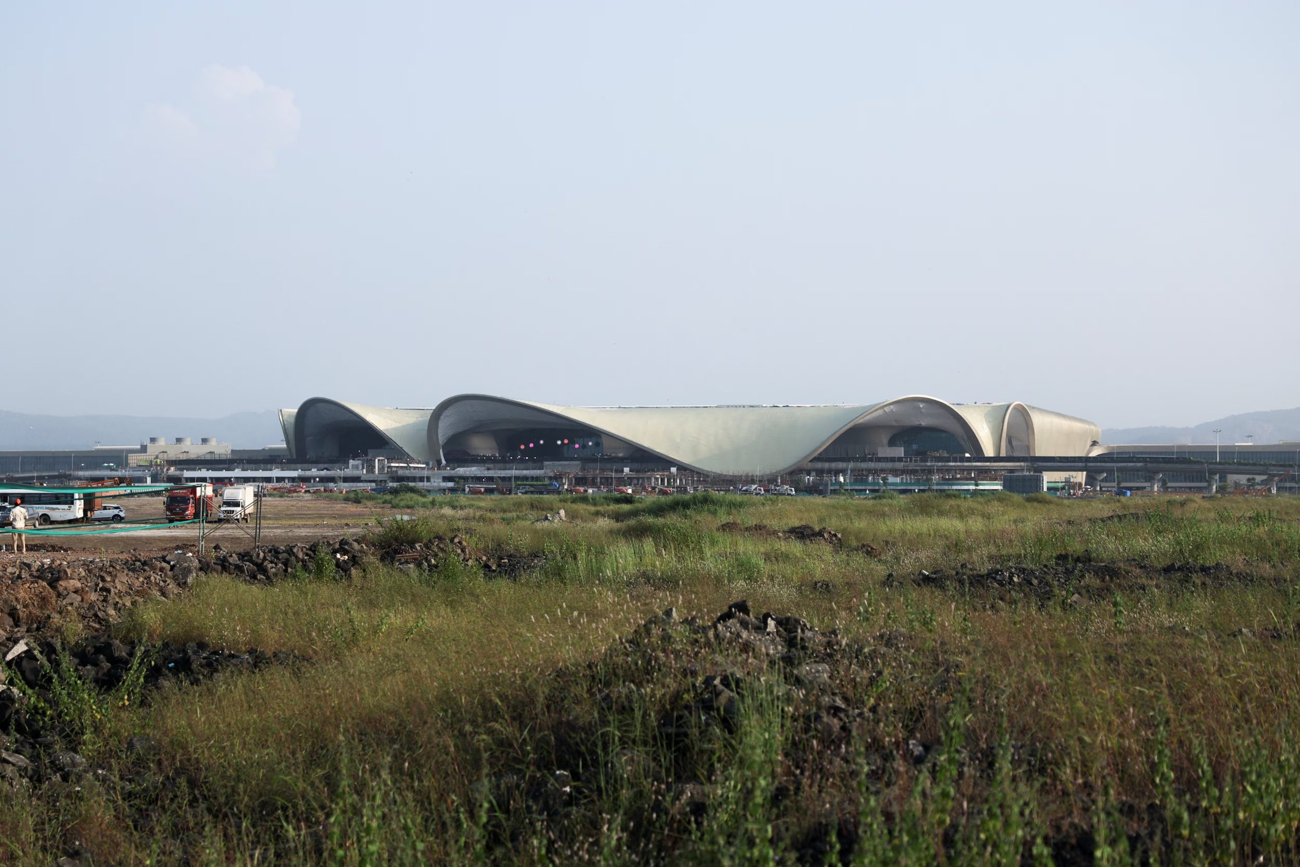 Navi Mumbai International Airport, en India, apuesta por un diseño modular y materiales reciclados, facilitando futuras expansiones y eficiencia operativa (REUTERS/Francis Mascarenhas)