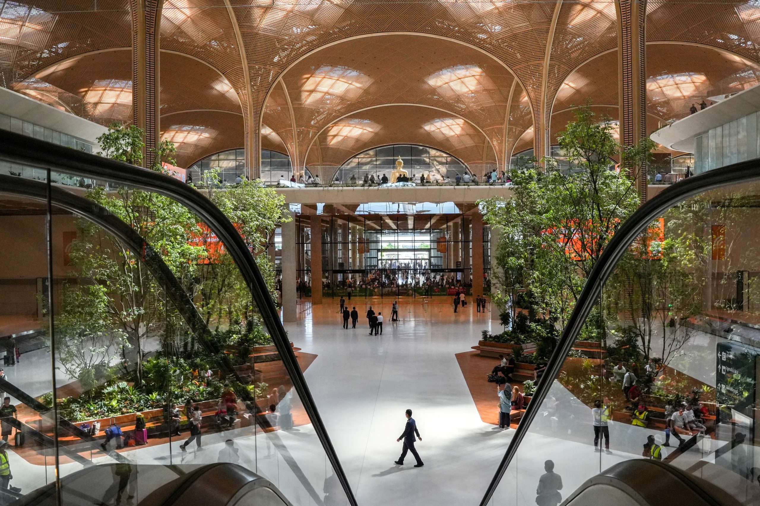 Techo International Airport, en Camboya, fusiona elementos de arquitectura jemer y soluciones modernas para eficiencia energética y gestión sostenible del agua (REUTERS/Roun Ry)