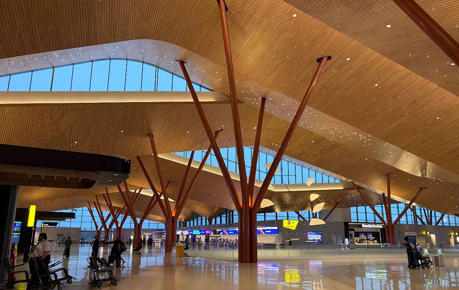 Pittsburgh International Airport, en Estados Unidos, incorpora paneles solares, espacios artísticos y accesibilidad universal en su nueva terminal principal