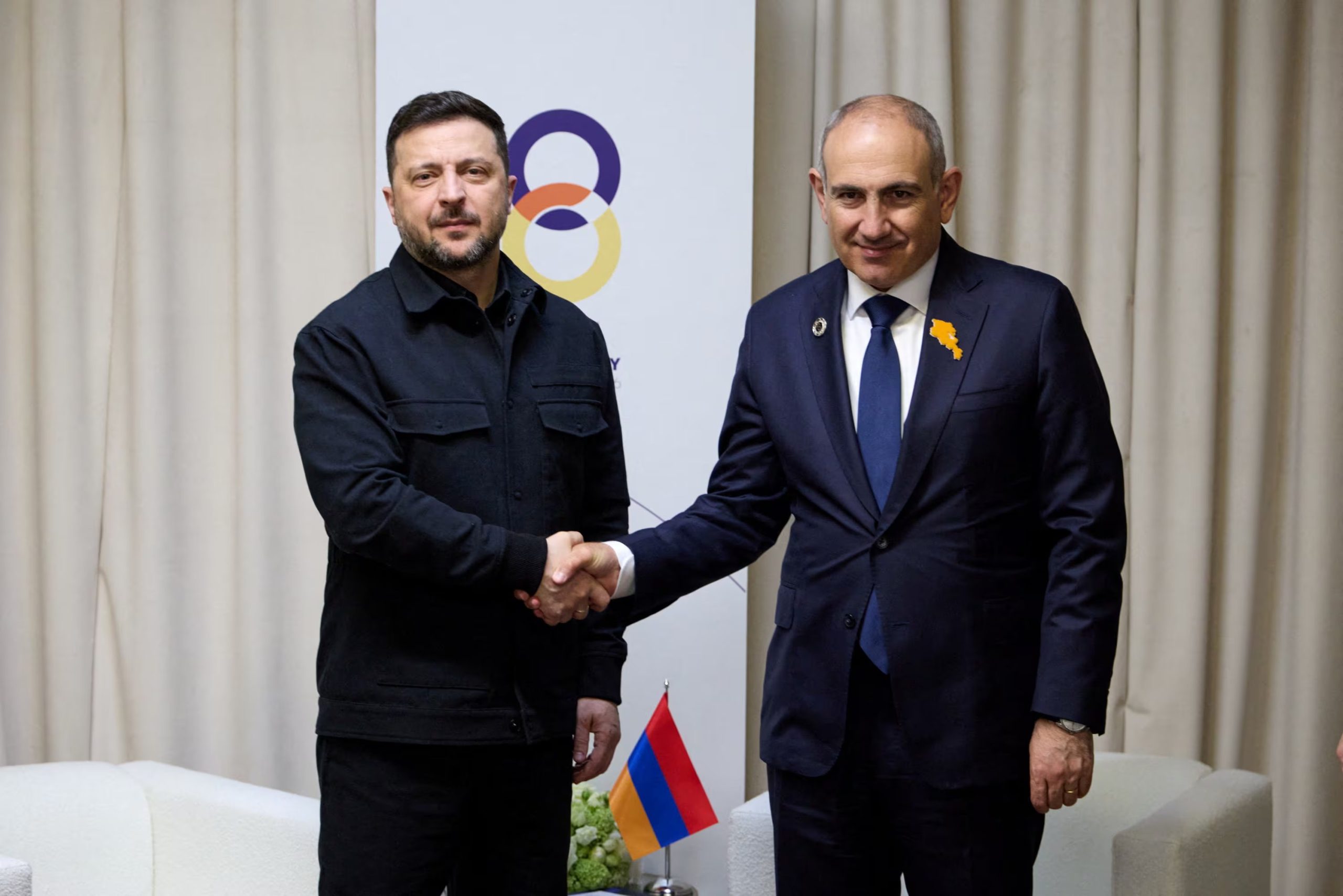 El primer ministro de Armenia, Nikol Pashinyan, asiste a una reunión con el presidente de Ucrania, Volodimir Zelensky (REUTERS/Archivo)