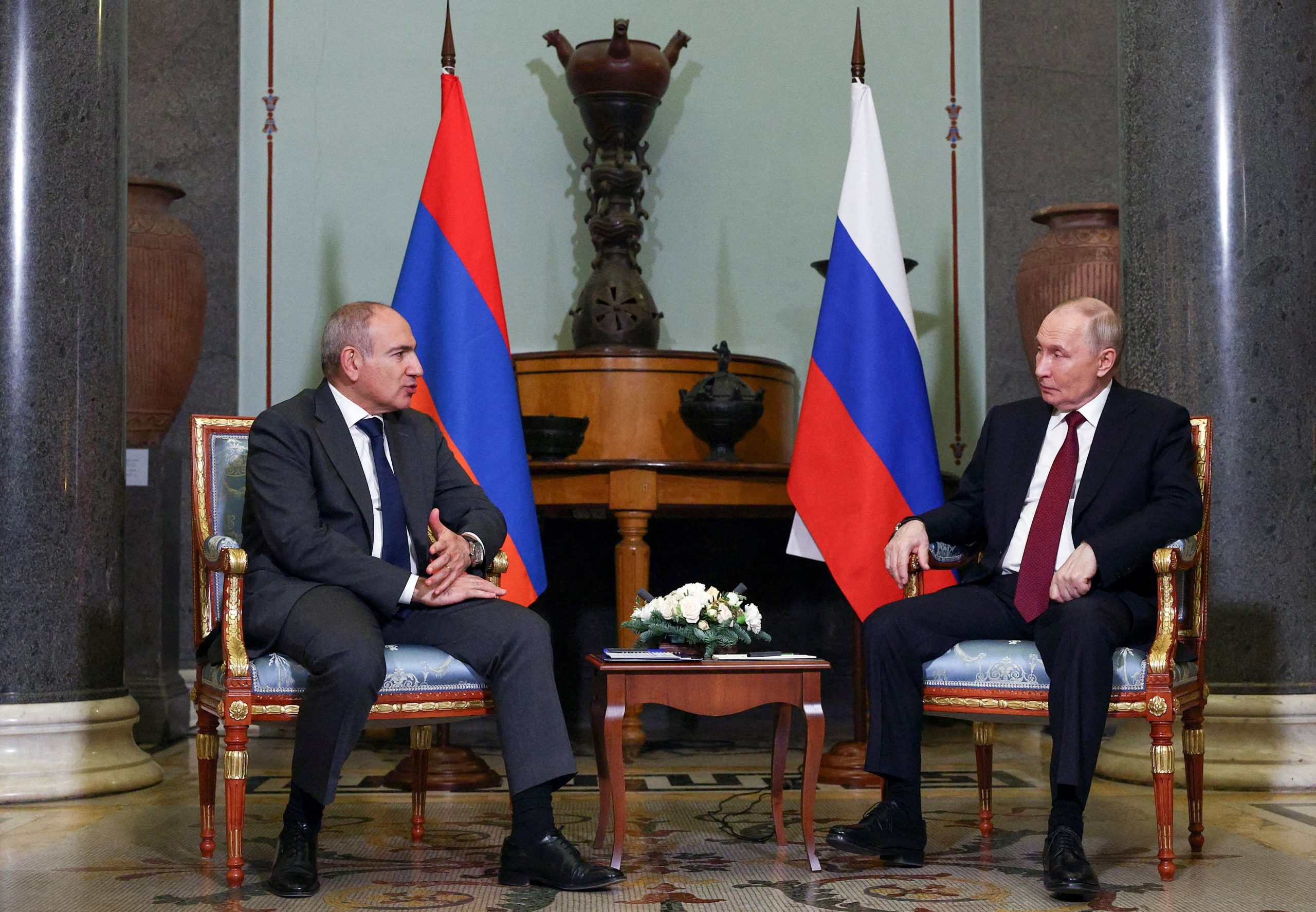 El presidente ruso Vladimir Putin asiste a una reunión con el primer ministro armenio Nikol Pashinián en el marco de una cumbre informal, el 22 de diciembre de 2025 (Sputnik/Sergei Bulkin/Pool vía REUTERS/Archivo)