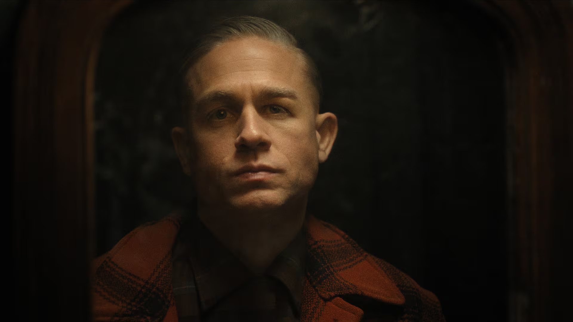Charlie Hunnam afirmó que la investigación sobre Ed Gein le provocó insomnio, ansiedad y dudas sobre su decisión de asumir un papel basado en una persona real (Courtesy Of Netflix)
