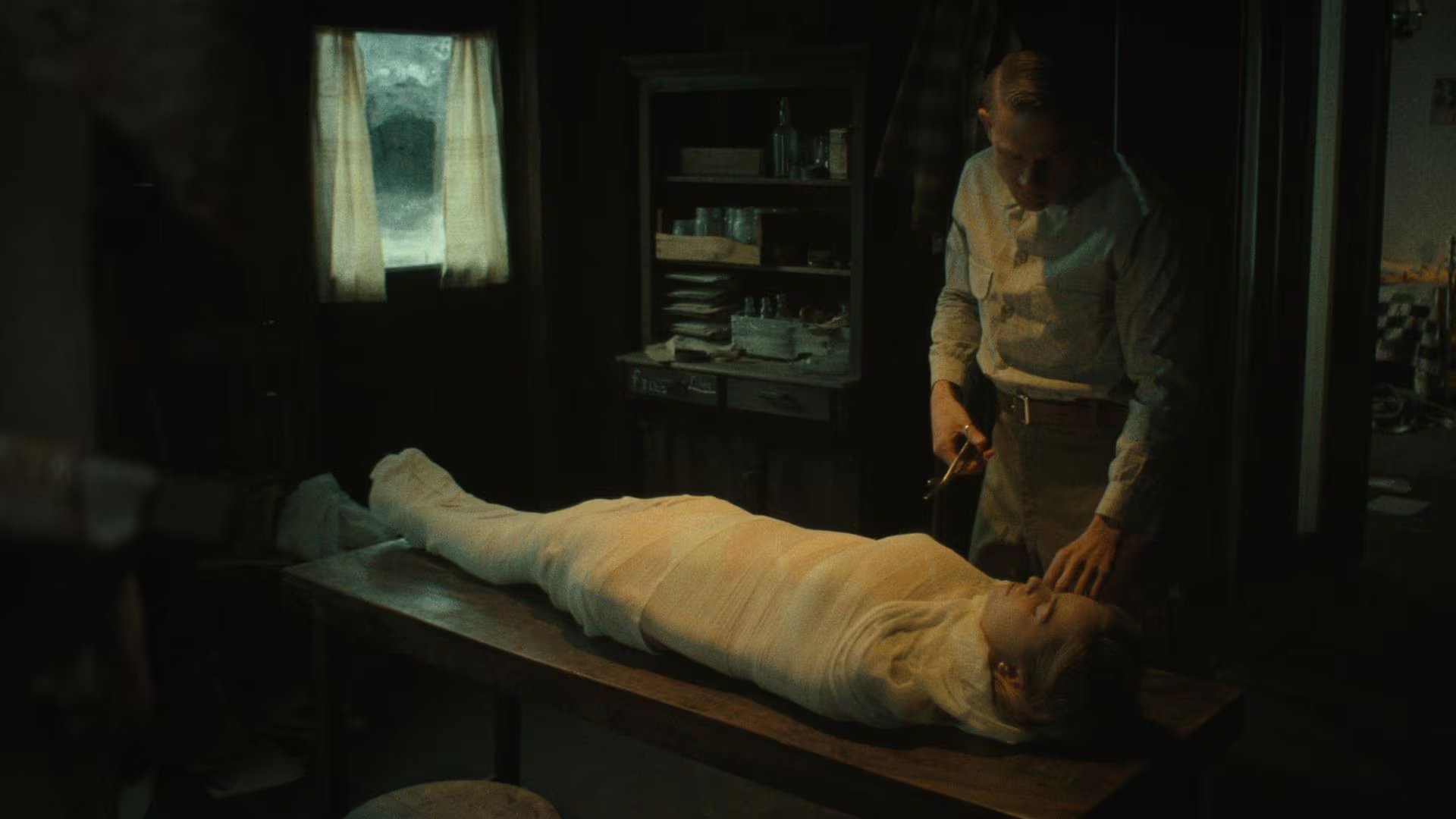 Charlie Hunnam señaló que el trabajo físico con movimientos y máscara le permitió construir una expresión distinta para interpretar a Ed Gein (Netflix)