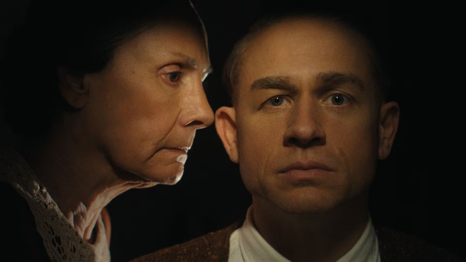 Durante el rodaje de Monstruo: la historia de Ed Gein, Charlie Hunnam encontró alivio emocional al rescatar dos gatos y convivir con ellos en el hotel (Netflix)