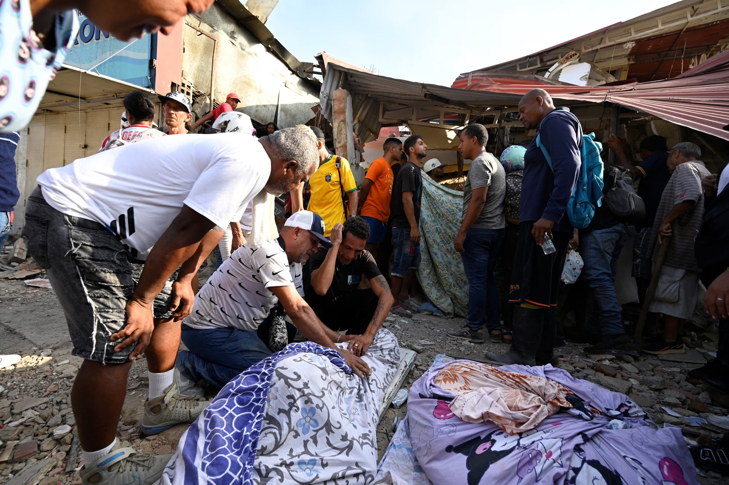 Tras los terremotos en Venezuela, familiares y vecinos se congregan en medio de la destrucción para despedir a una víctima (REUTERS)
