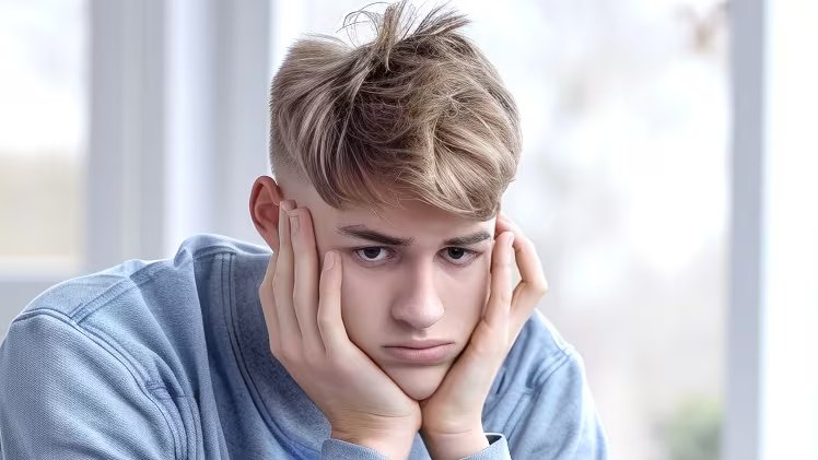 Las barreras del sistema de salud mental en Estados Unidos, como los costos, la espera y la falta de profesionales, empujan a muchos jóvenes a usar IA como primera línea de contención. (Imagen Ilustrativa Infobae)