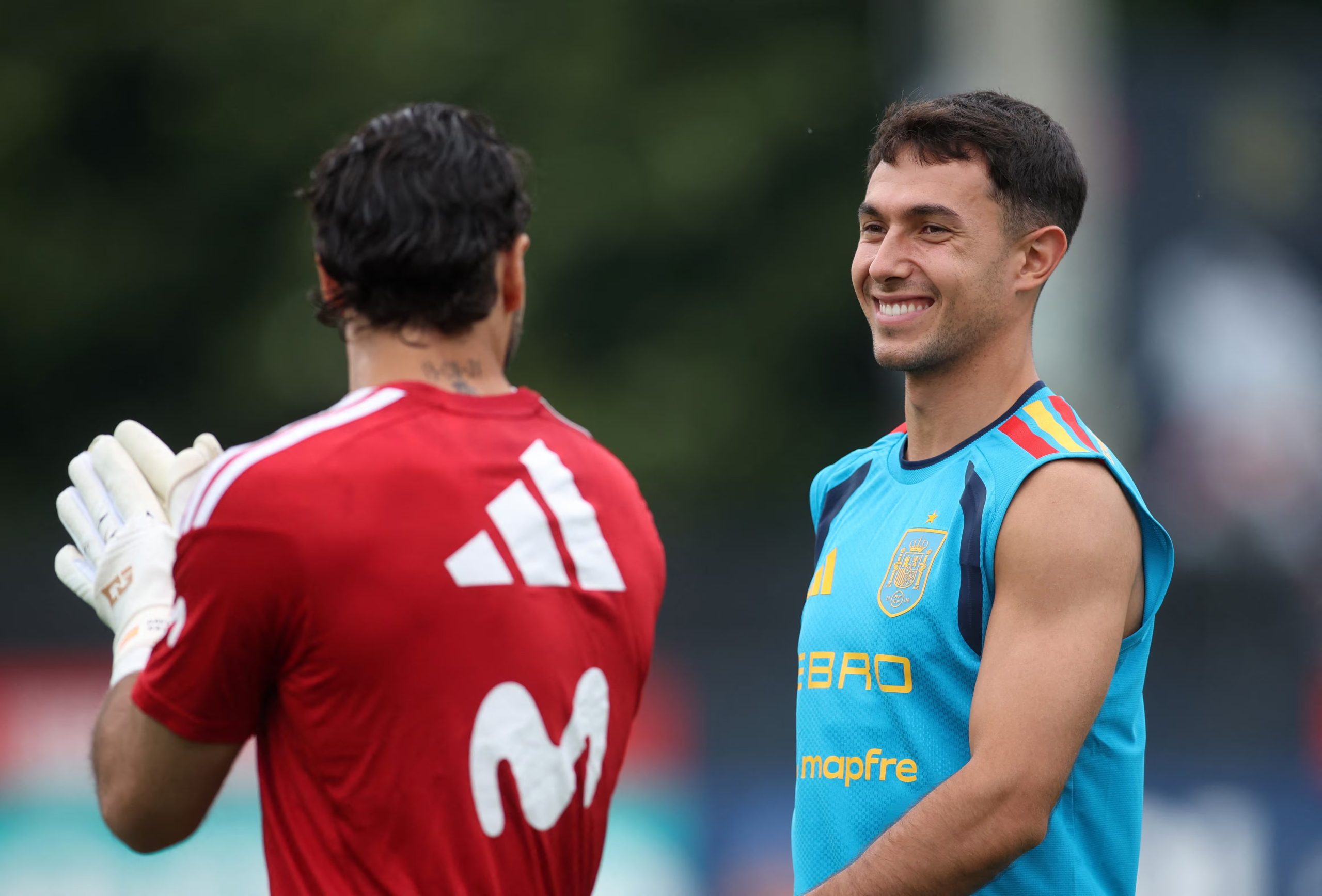 Martín Zubimendi y David Raya en un entrenamiento de la Selección. (Reuters/Brett Davis)