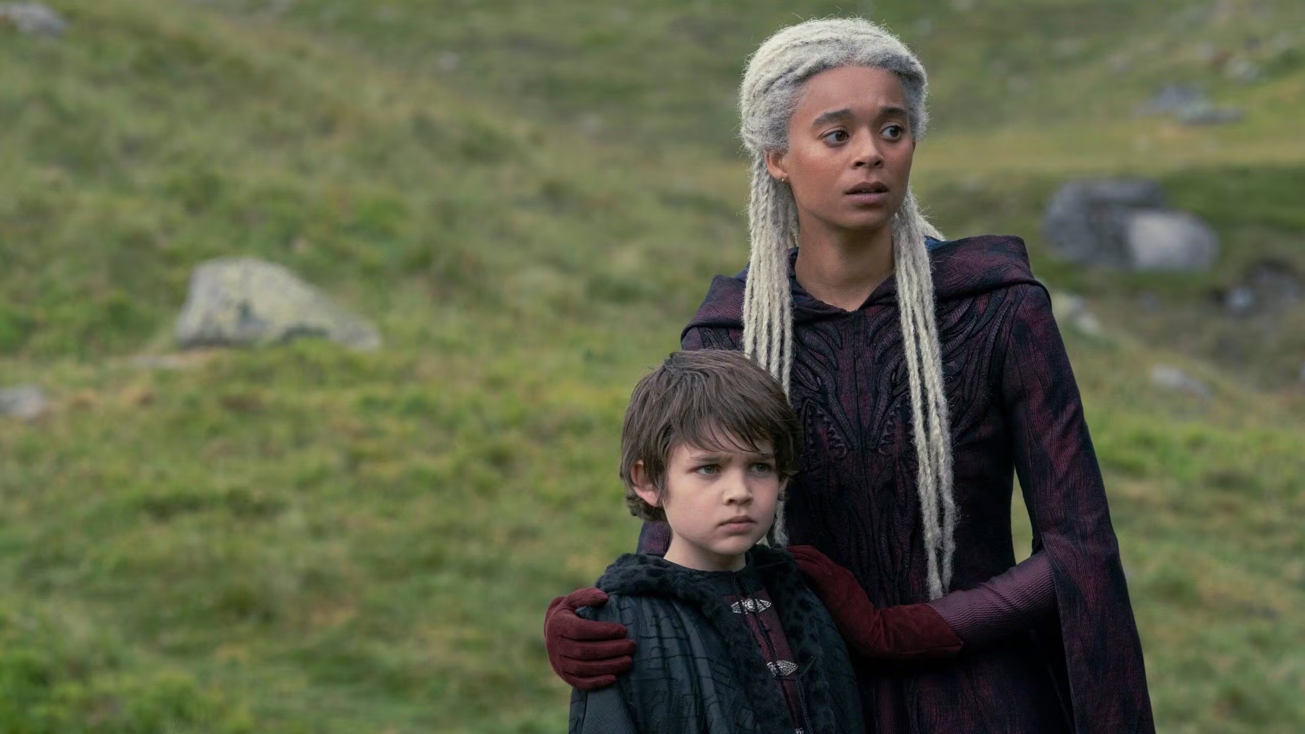 Rhaena y el joven Joffrey Velaryon en 'La Casa del Dragón'