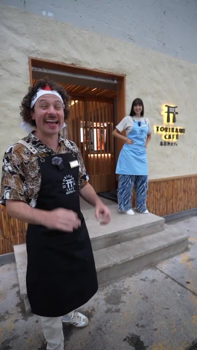 Luisito Comunica y su pareja posan sonrientes frente a la entrada de su nueva cafetería, Torikami Cafe, inaugurada en junio de 2025. (Instagram: Luisito Comunica)