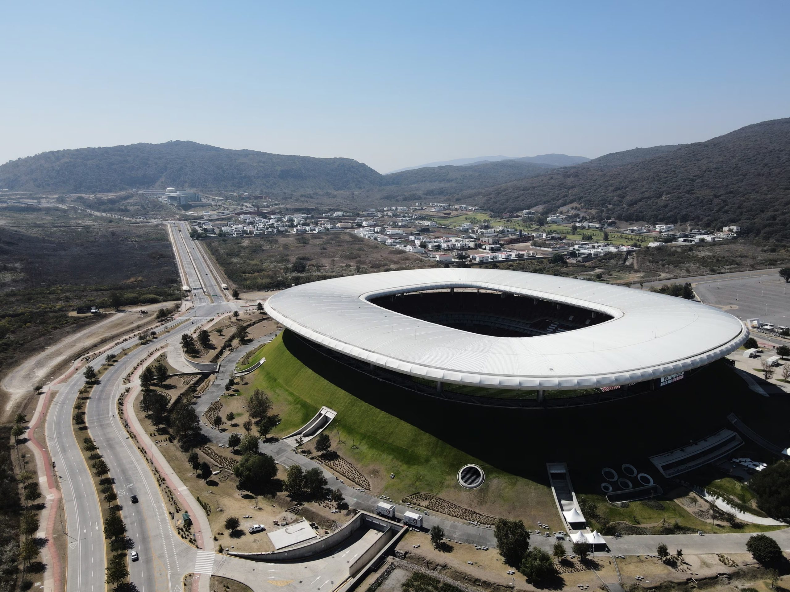 El estadio Akron, sede del Mundial, se yergue en la ciudad de Guadalajara, México, el martes 24 de febrero de 2026 (AP Foto/Marco Ugarte).