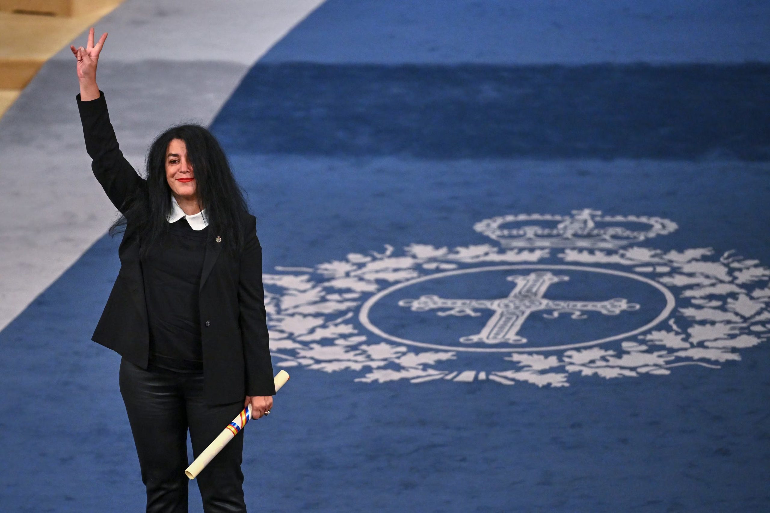 Marjane Satrapi, Premio Princesa de Asturias de Comunicación y Humanidades, saluda al público tras recibir su galardón, en Oviedo, en el norte de España, el 25 de octubre de 2024. (AP Foto/Miguel Oses)