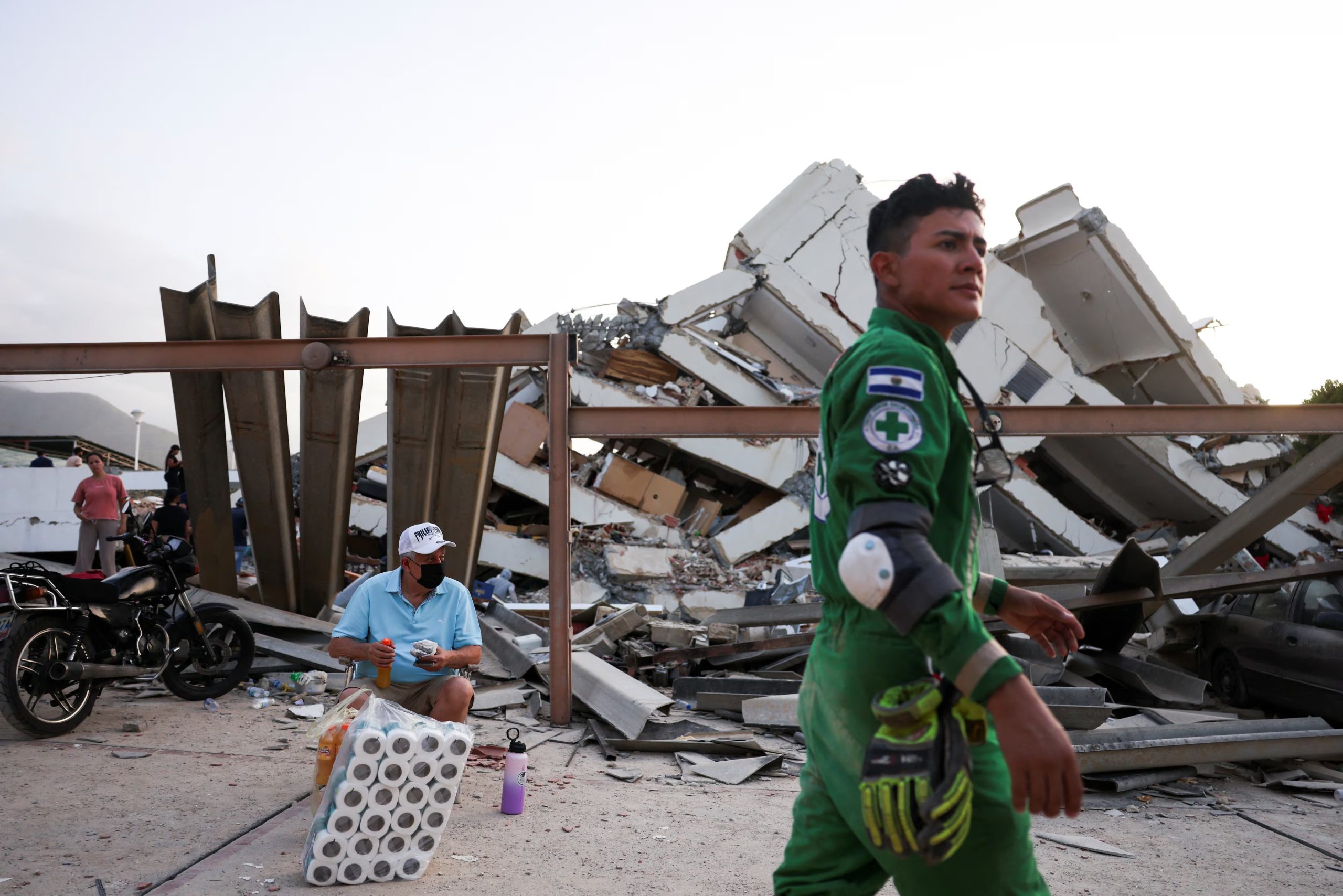 Un rescatista de El Salvador frente a una construcción derrumbada en La Guaira (REUTERS/Leonardo Fernández Viloria)