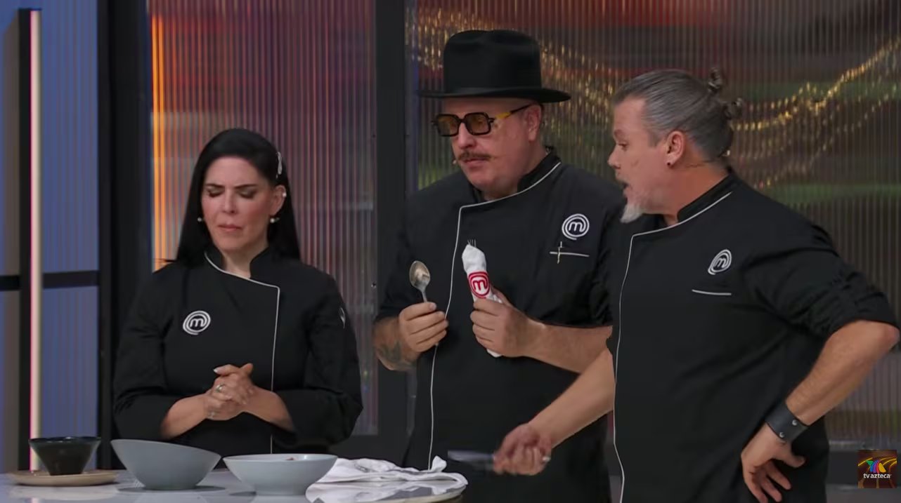 Los chefs Zahie Téllez, Adrián Herrera y Poncho Cadena dictaron su veredicto más polémico de la temporada y la competencia sumó su sexto eliminado. (Captura de pantalla MasterChef México)