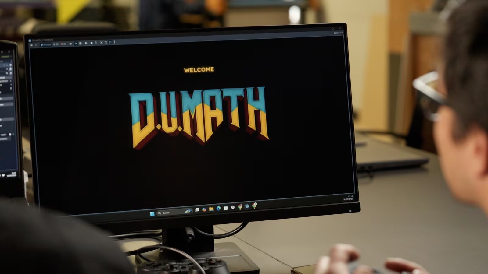 Un estudiante interactúa con Du.Math, el innovador videojuego educativo creado por universitarios peruanos para mejorar las habilidades matemáticas de escolares a través de una aventura interactiva y divertida.