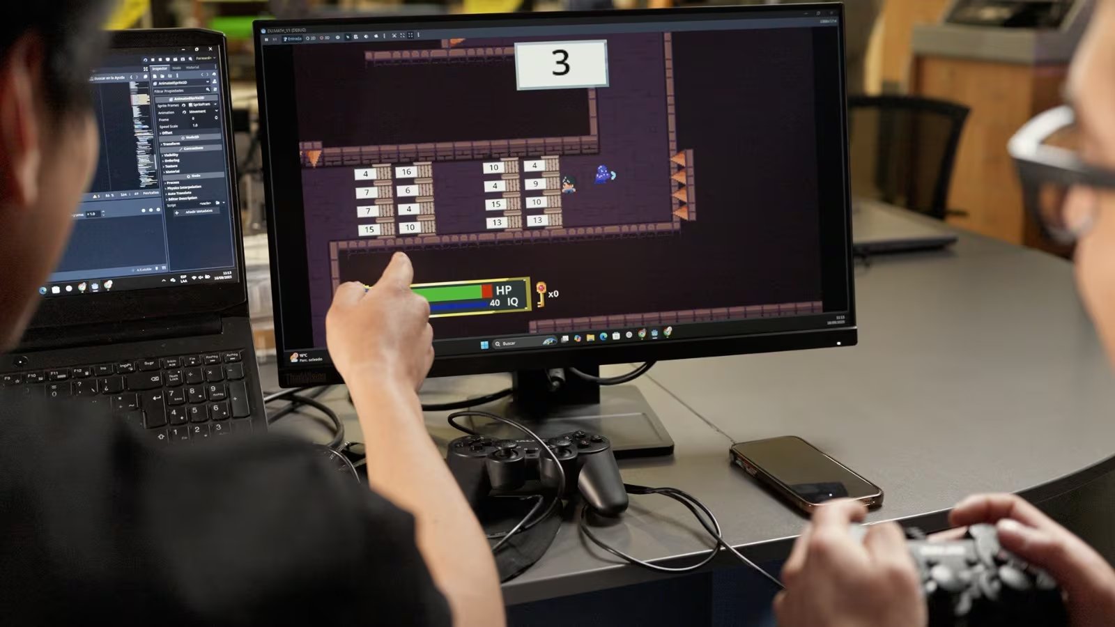 Jóvenes peruanos interactúan con Du.Math, el videojuego educativo desarrollado para convertir las desafiantes operaciones matemáticas en una emocionante aventura de aprendizaje para escolares, potenciando la motivación en el aula.