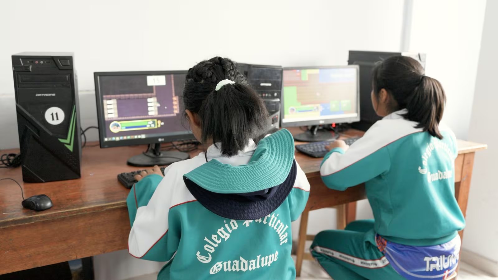 Alumnos de primaria del Colegio Particular Guadalupe en Cusco utilizan Du.Math, el videojuego educativo peruano que transforma las operaciones matemáticas en una emocionante aventura para mejorar el aprendizaje.