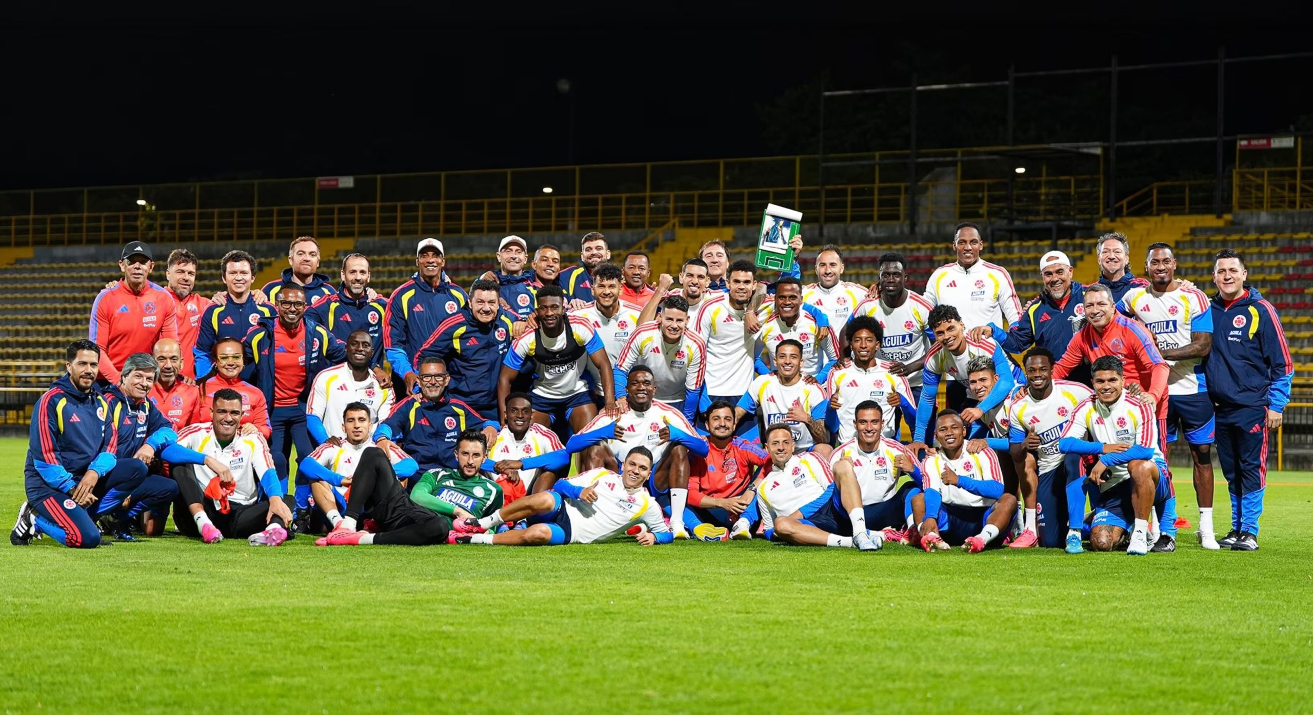 Los 26 jugadores convocados a la selección Colombia para la Copa Mundial de la FIFA tuvieron su primer entrenamiento completos un día antes del partido - crédito FCF