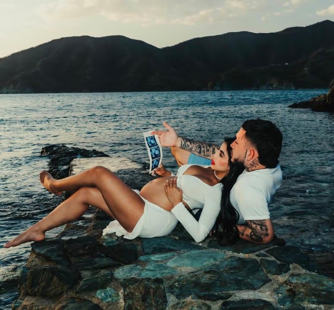 La pareja confirmó la llegada de su primer hijo en común con una publicación en Instagram - crédito Karina García / Instagram