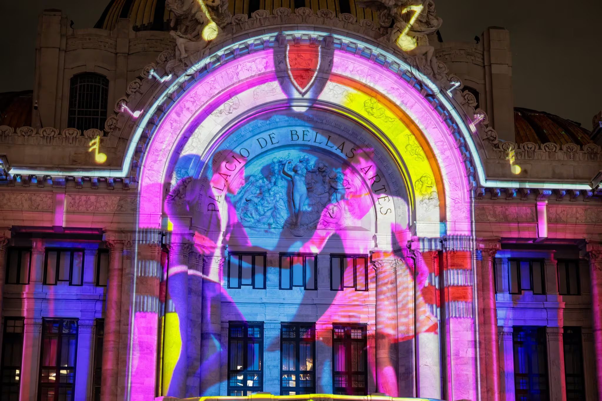 Proyección monumental, luz, color y sonido transformaron el mármol blanco del Palacio de Bellas Artes en un lienzo vivo con el que la Secretaría de Cultura CDMX rinde homenaje a los bailarines y géneros musicales que definen la vida urbana de la capital. (@ClaraBrugadaM)