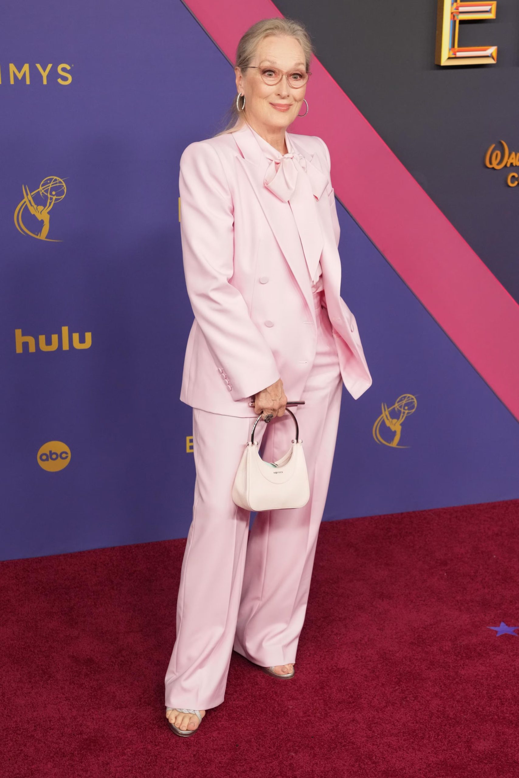 Sastre rosa pastel con lazo voluminoso, bolso mini blanco y sandalias de tiras finas (EFE/EPA/ALLISON DINNER)