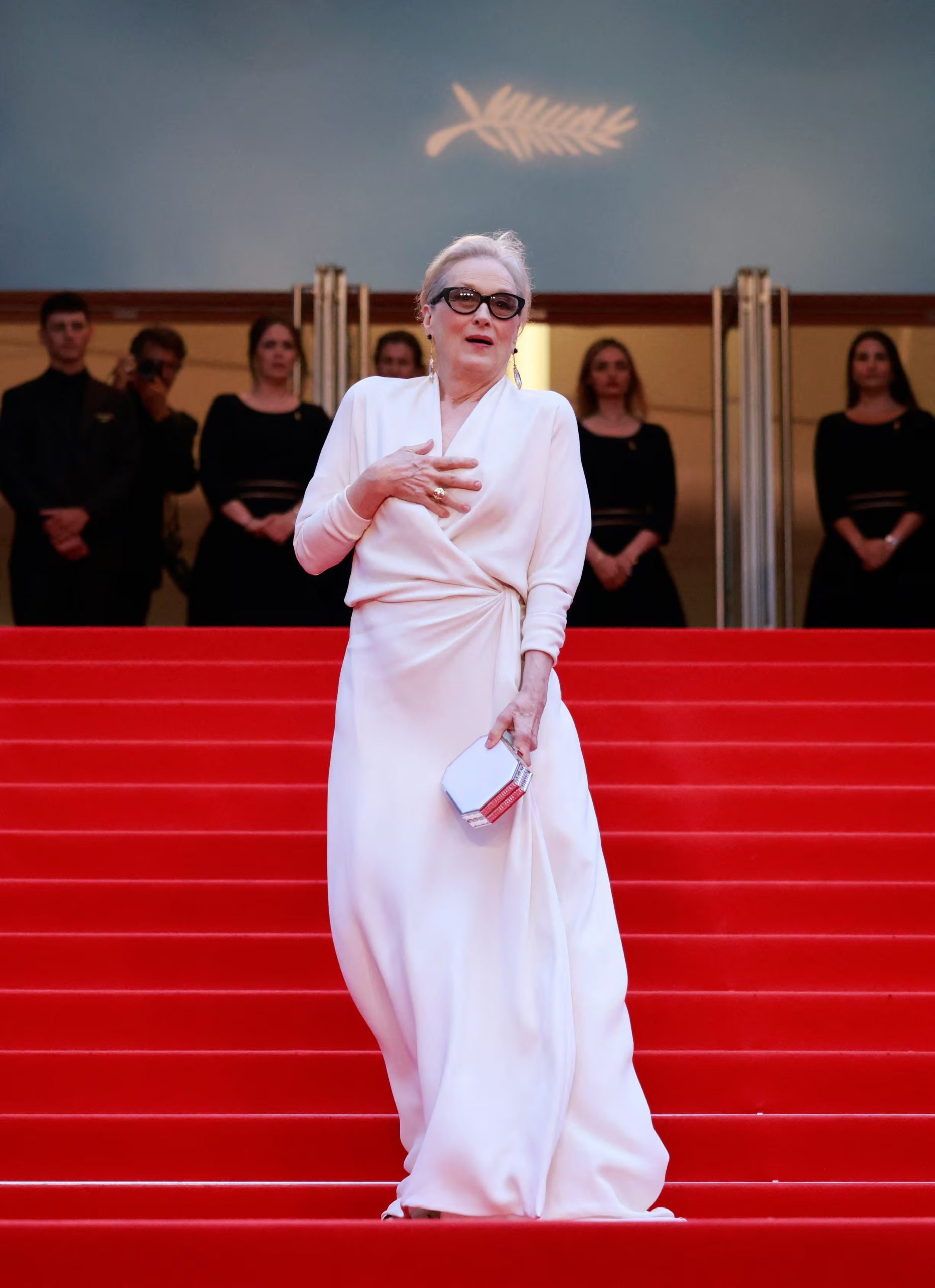 Vestido blanco drapeado en satén, clutch geométrico y maquillaje natural de acabado limpio (REUTERS/Yara Nardi)
