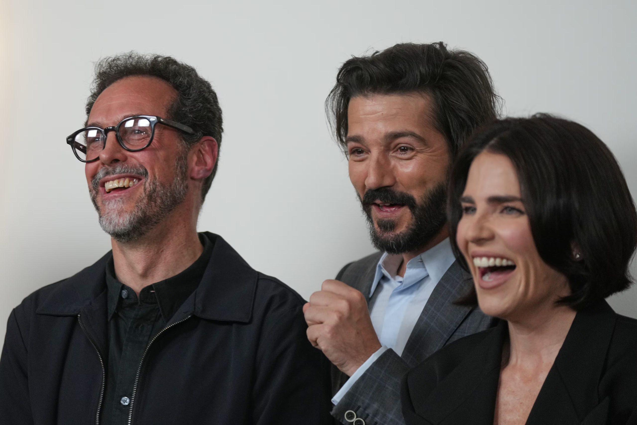 De izquierda a derecha, el director mexicano Gabriel Ripstein, el actor Diego Luna y Karla Souza posan para una foto durante la alfombra roja de la película