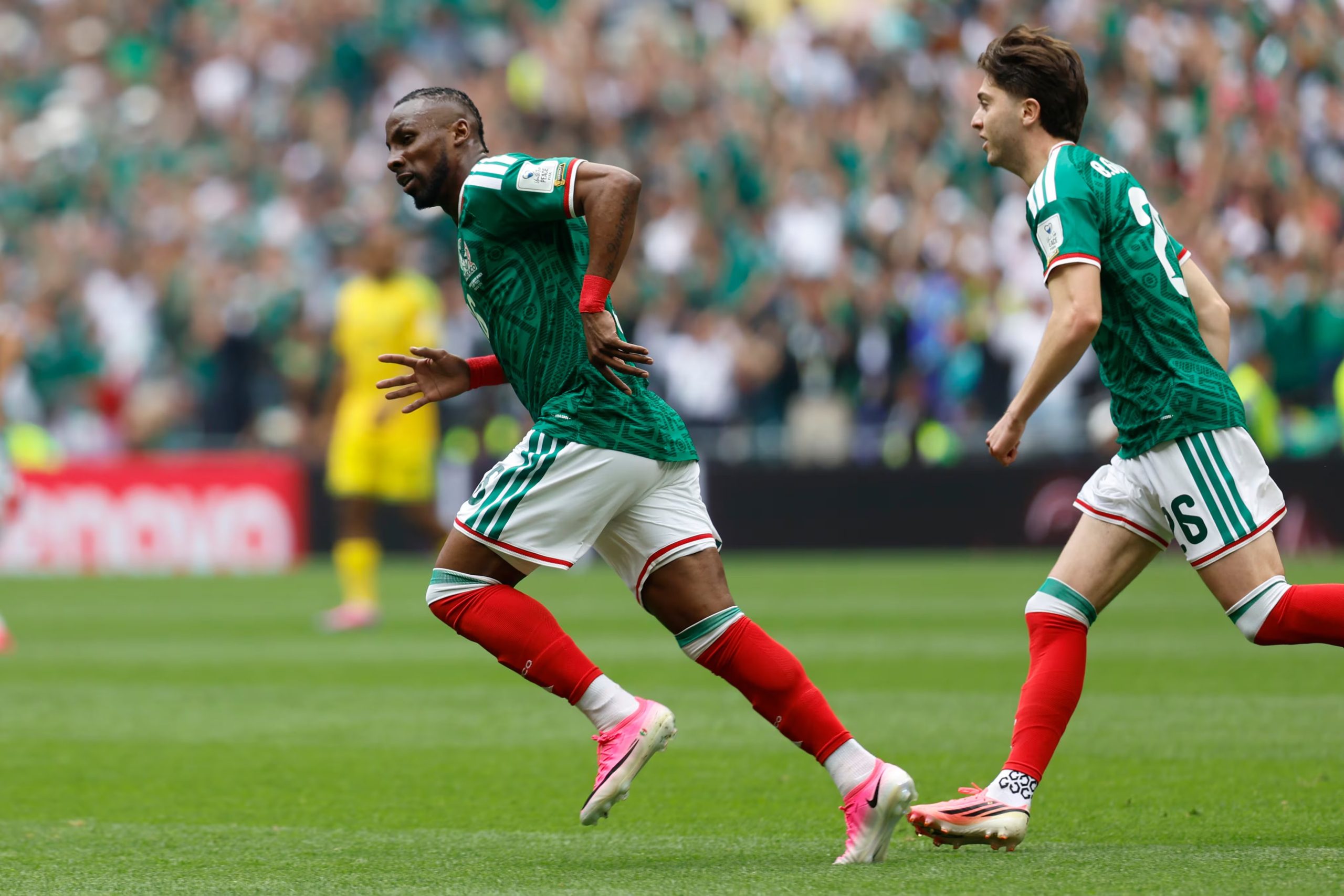 Julián Quiñones festeja el gol contra Sudáfrica. EFE/ Sashenka Gutiérrez
