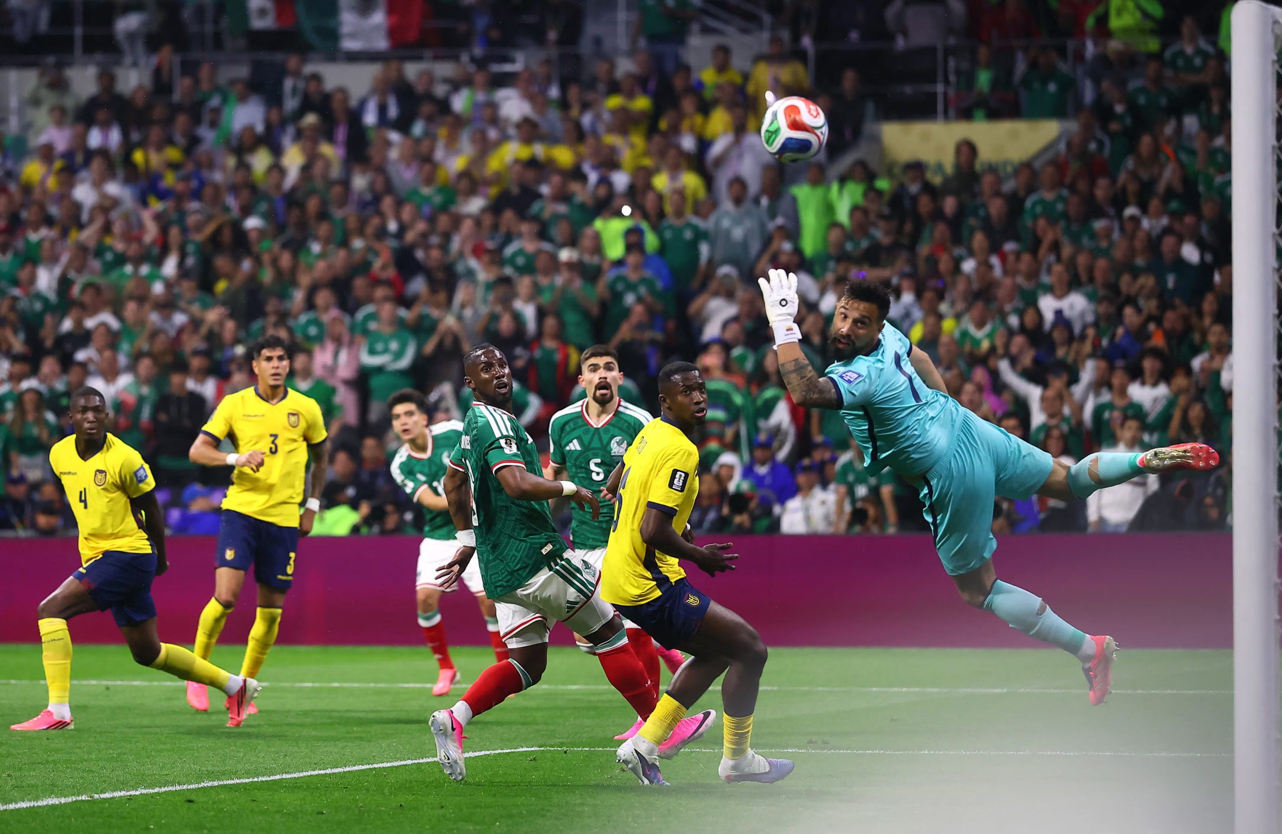 Mora se paró en el terreno de juego para enfrentar a un grande sudamericano. (REUTERS/Eloisa Sanchez)