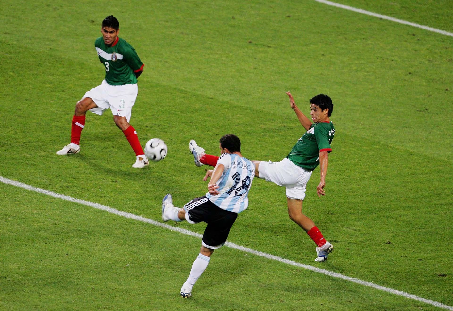 LEIPZIG, GERMANY - JUNE 24: Maxi Rodriguez of Argentina scores in extra time during the FIFA World Cup Germany 2006 Round of 16 match between Argentina and Mexico played at the Zentralstadion on June 24, 2006 in Leipzig, Germany. (Photo by David Cannon/Getty Images)