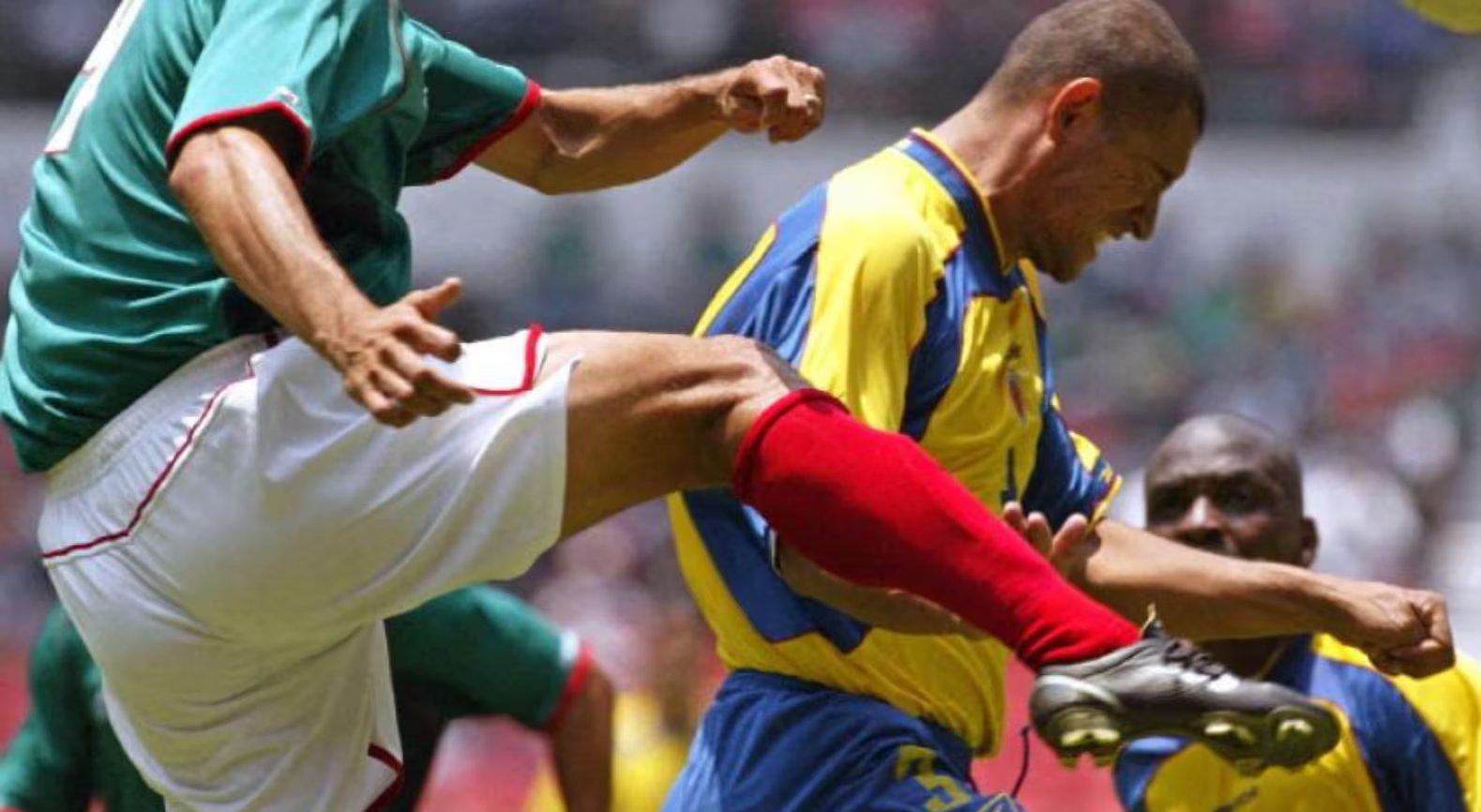 Colombia perdió 2-1 contra México en 2002 en el estadio Azteca, al que volverá 24 años después para el Mundial 2026 - crédito Omar TORRES / AFP