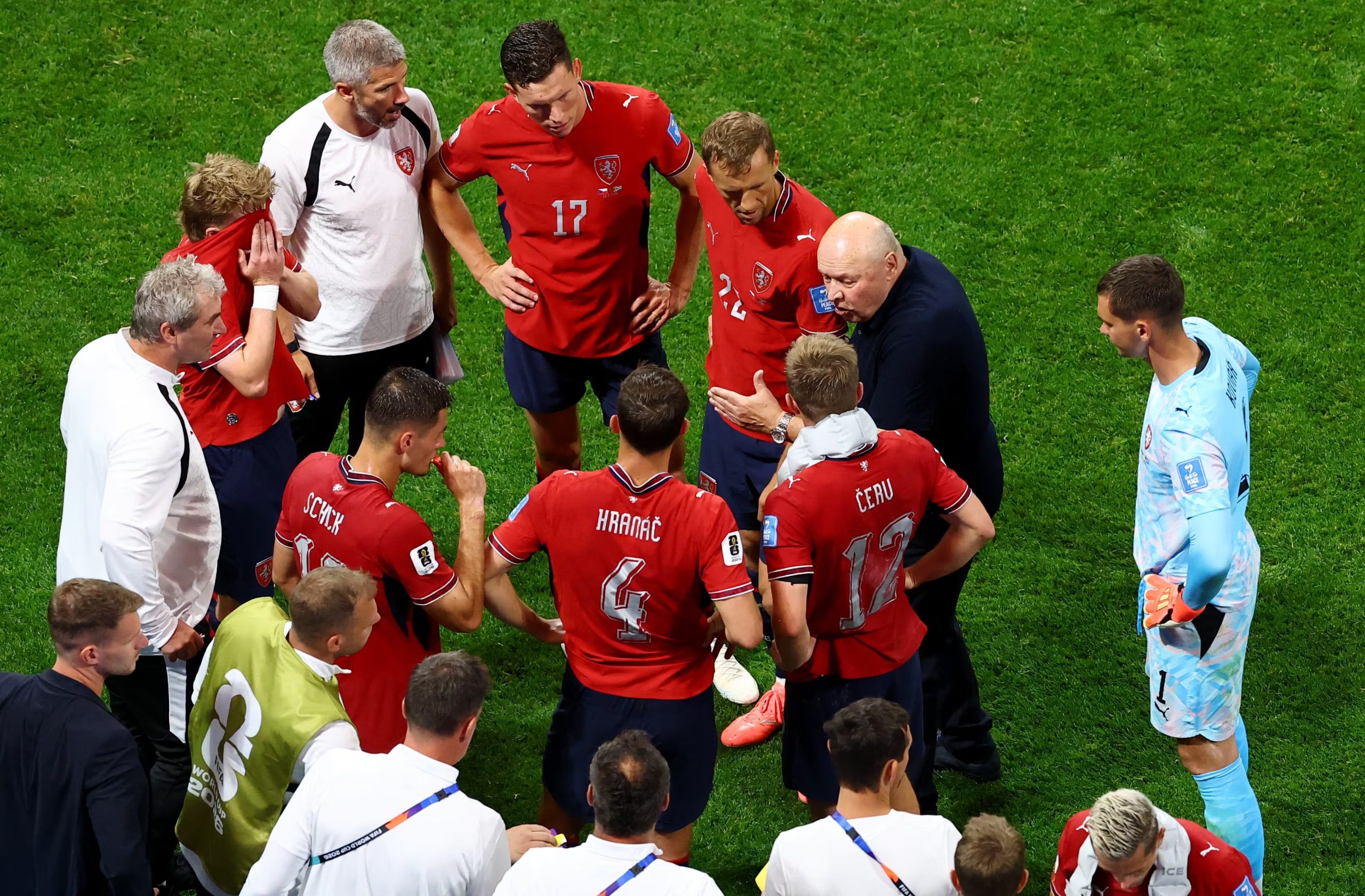 Fútbol - Copa del Mundo de la FIFA 2026 - Grupo A - República Checa contra Sudáfrica - Estadio de Atlanta, Atlanta, Georgia, EEUU - 18 de junio de 2026. El seleccionador de la República Checa, Miroslav Koubek, da instrucciones a sus jugadores durante una pausa para hidratarse. REUTERS/Bernadett Szabo