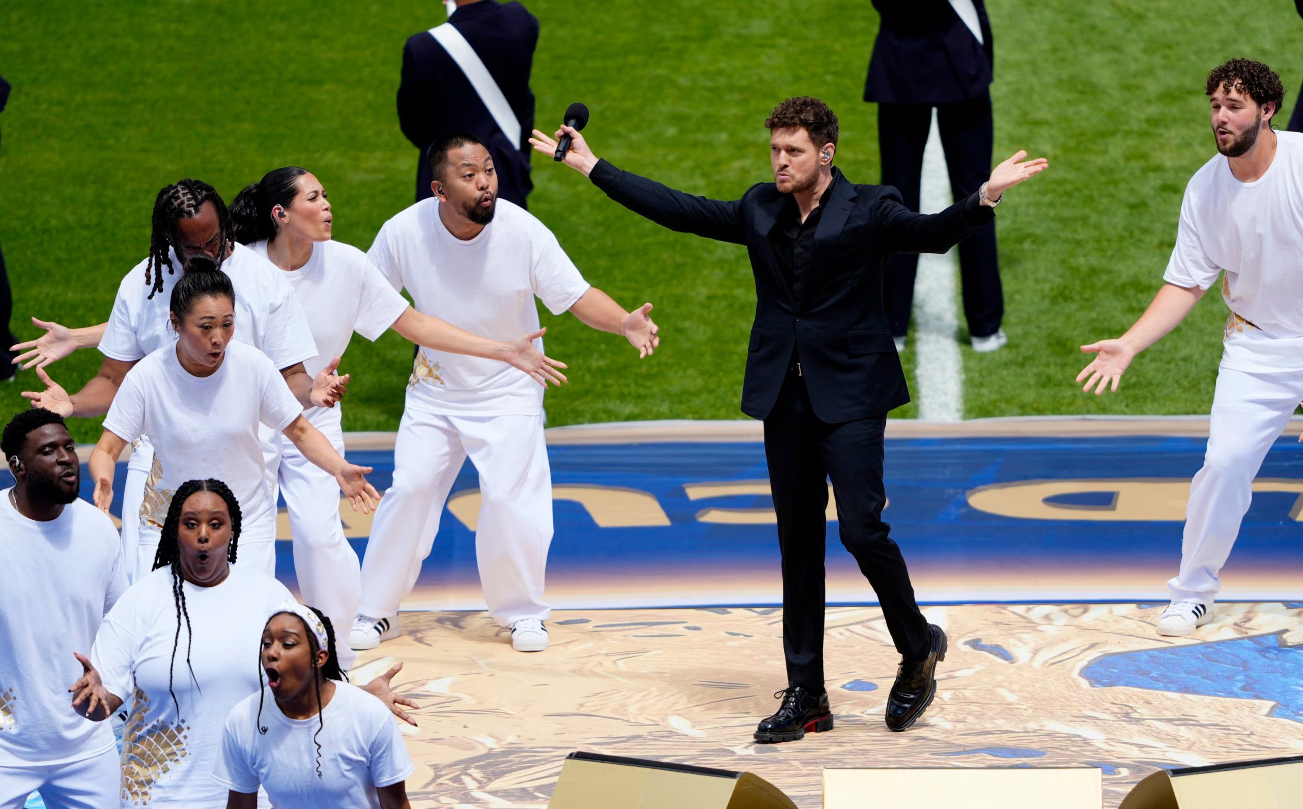La elección de un atuendo monocromático acentuó la presencia escénica de Bublé en el estadio Reuters/Kevin Sousa