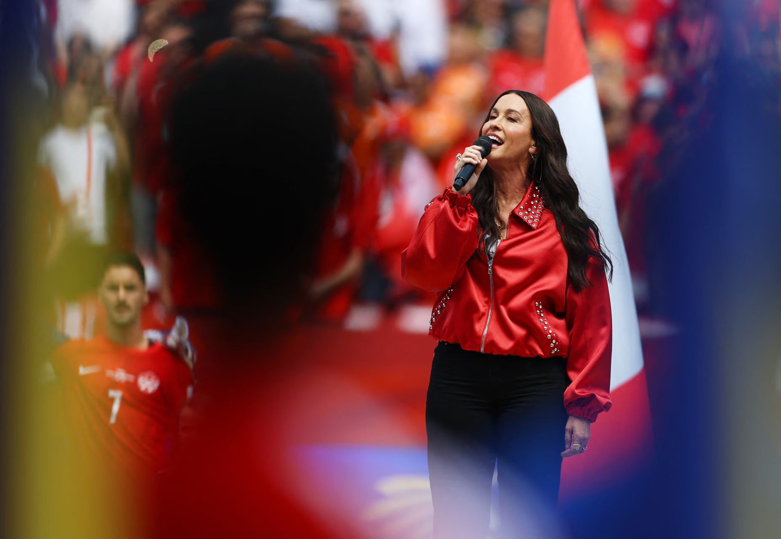 Alanis Morissette lució una campera bomber roja con tachas y pedrería en homenaje a la bandera de Canadá REUTERS/Claudia Greco